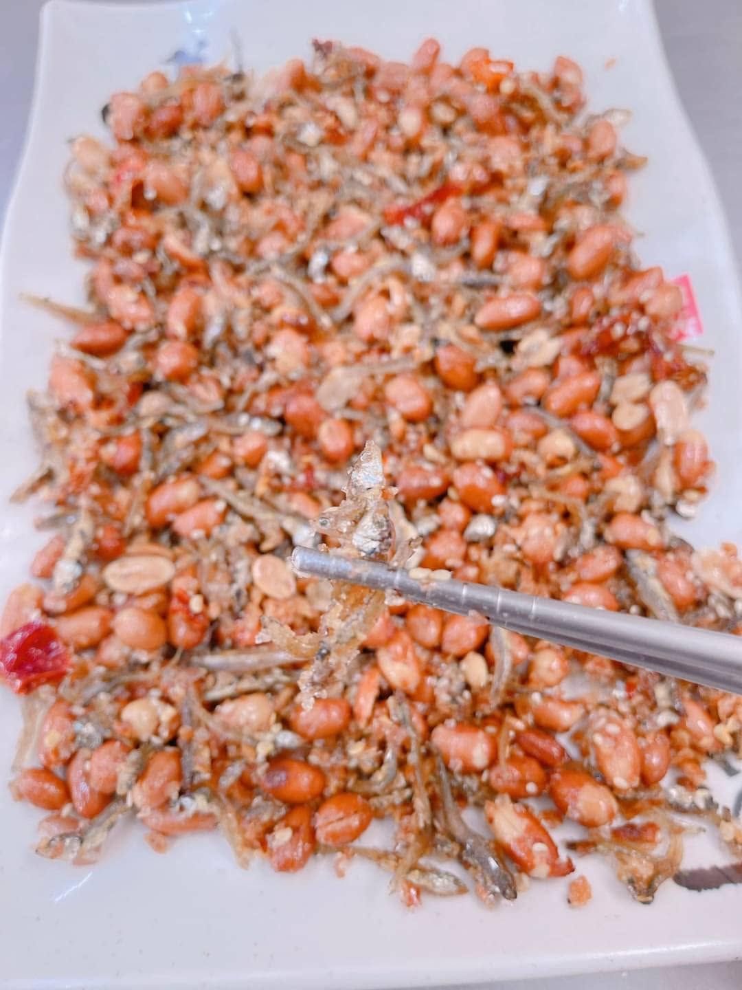 《小魚乾花生》小魚干酥脆、花生甜鹹香、裡面搭配的蒜酥、還有微辣的提香…實在搭配的恰到好處！