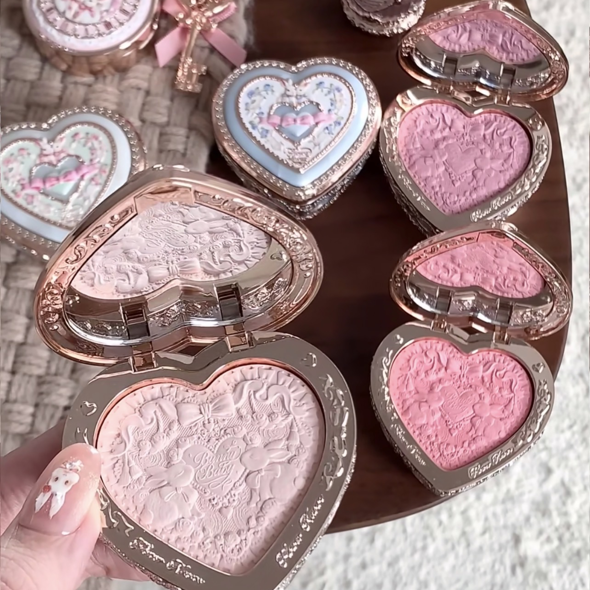 花知曉邦尼兔系列柔霧腮紅 包裝超美💕