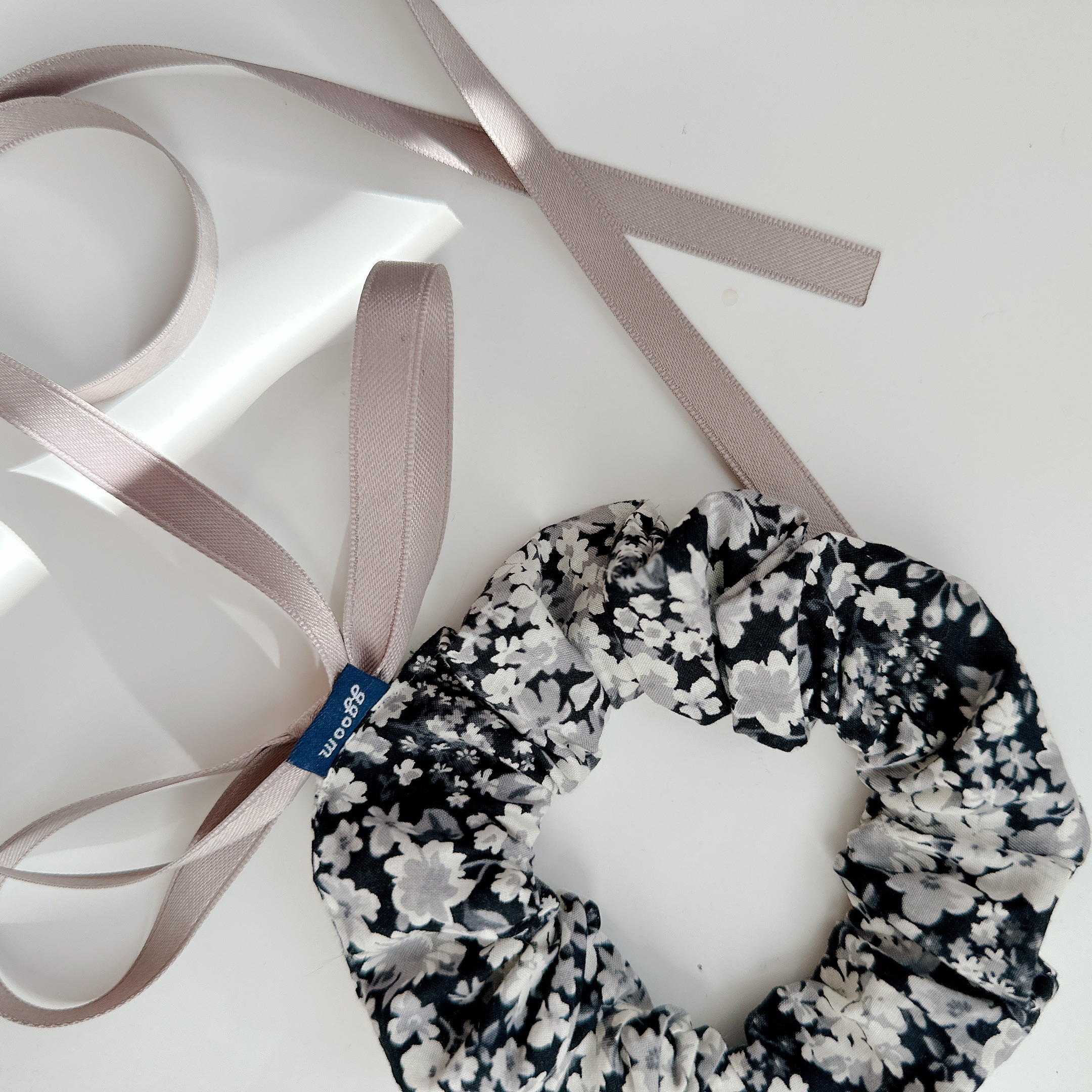 綁帶髮圈_黑色碎花