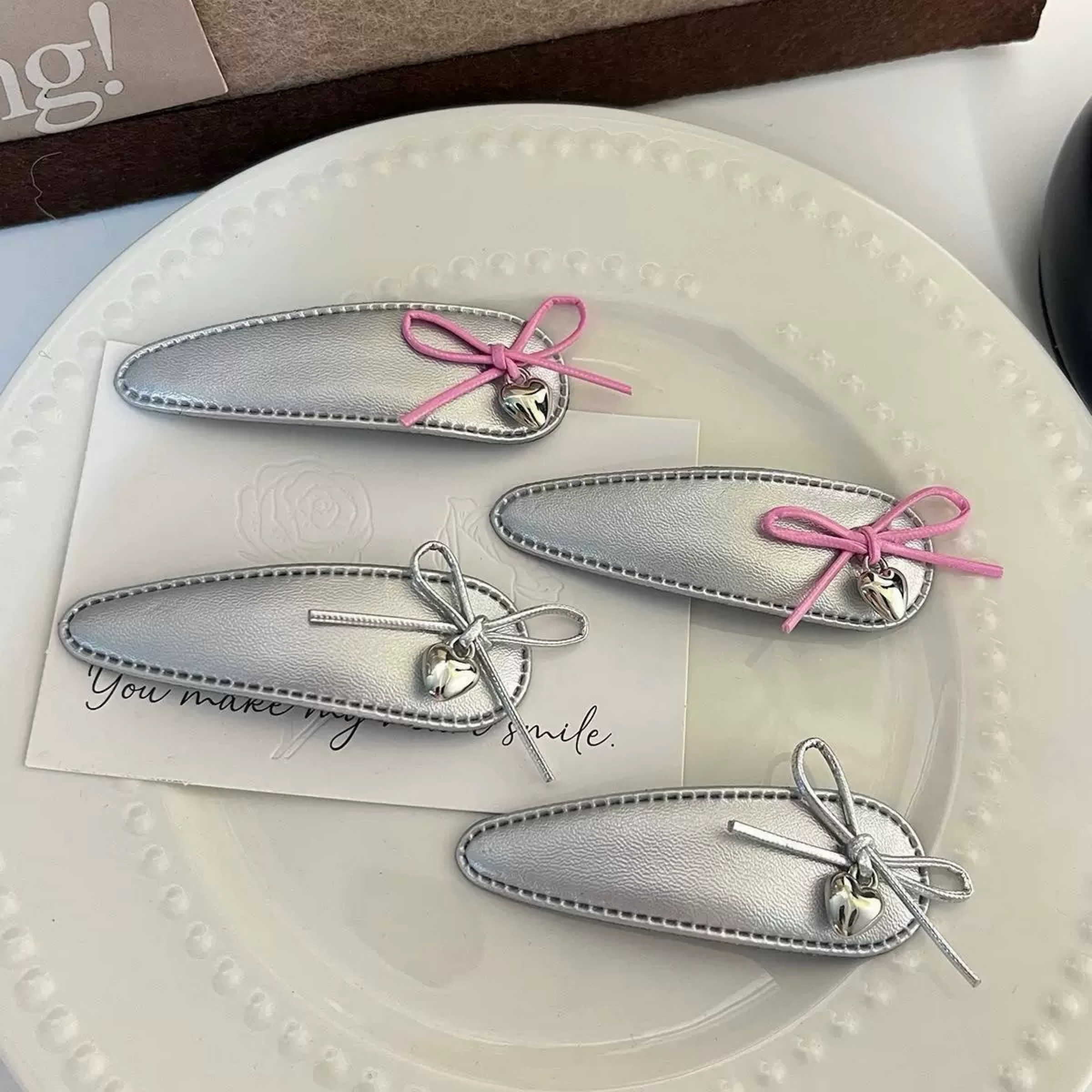 韓版蝴蝶結銀色皮革質感髮夾