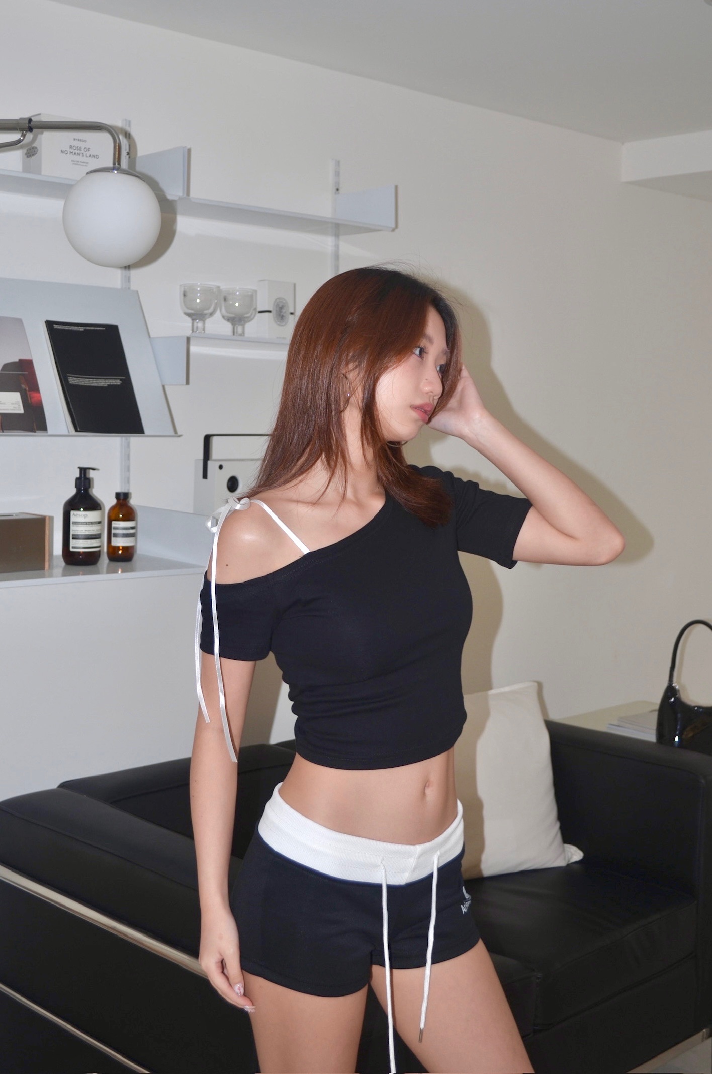 辣妹綁帶斜肩短版上衣