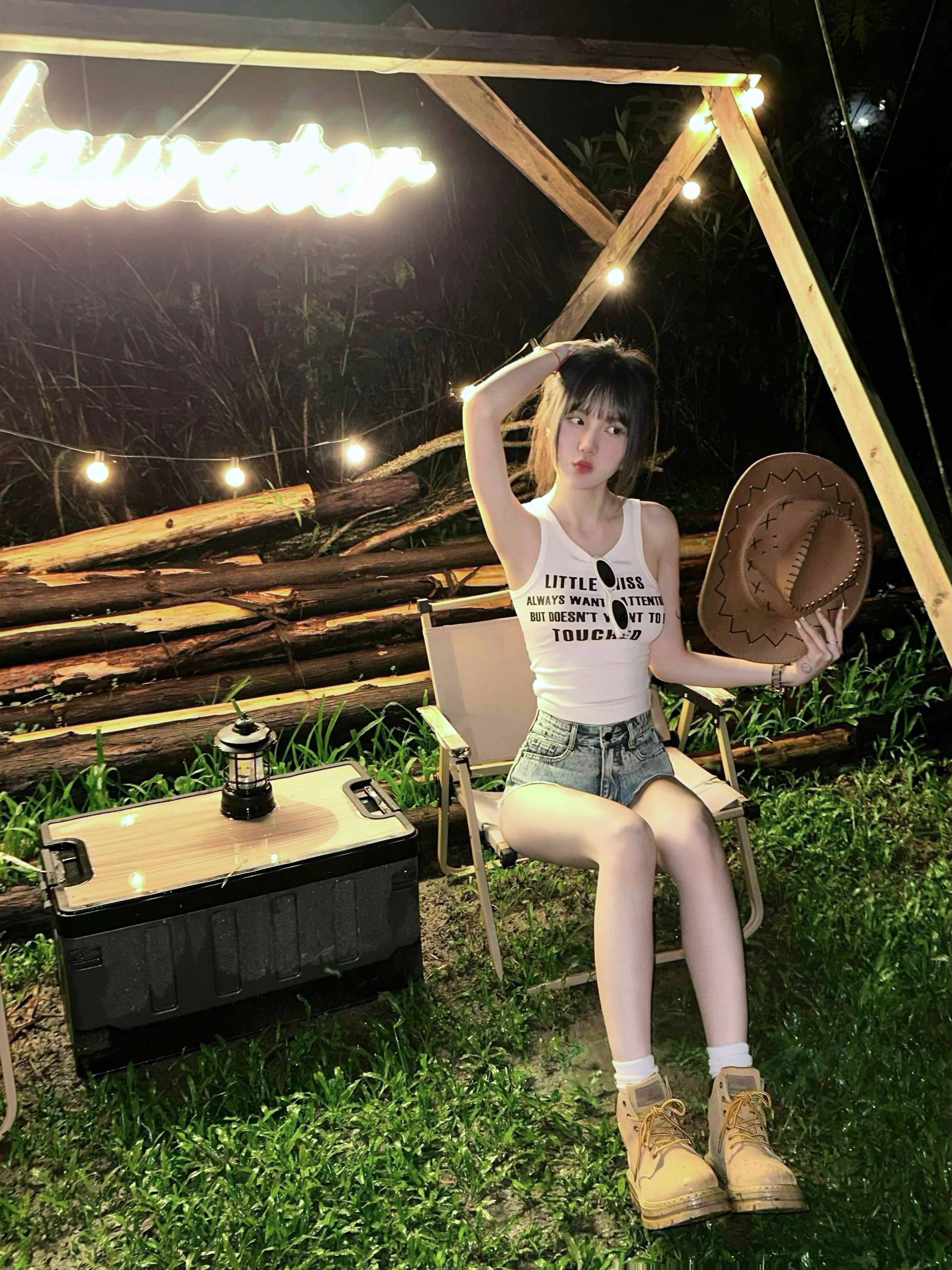 歐美辣妹高腰牛仔短褲S 尺寸偏小，臀圍較小的女生穿更合適）（點圖片往下滑可看詳細尺寸）