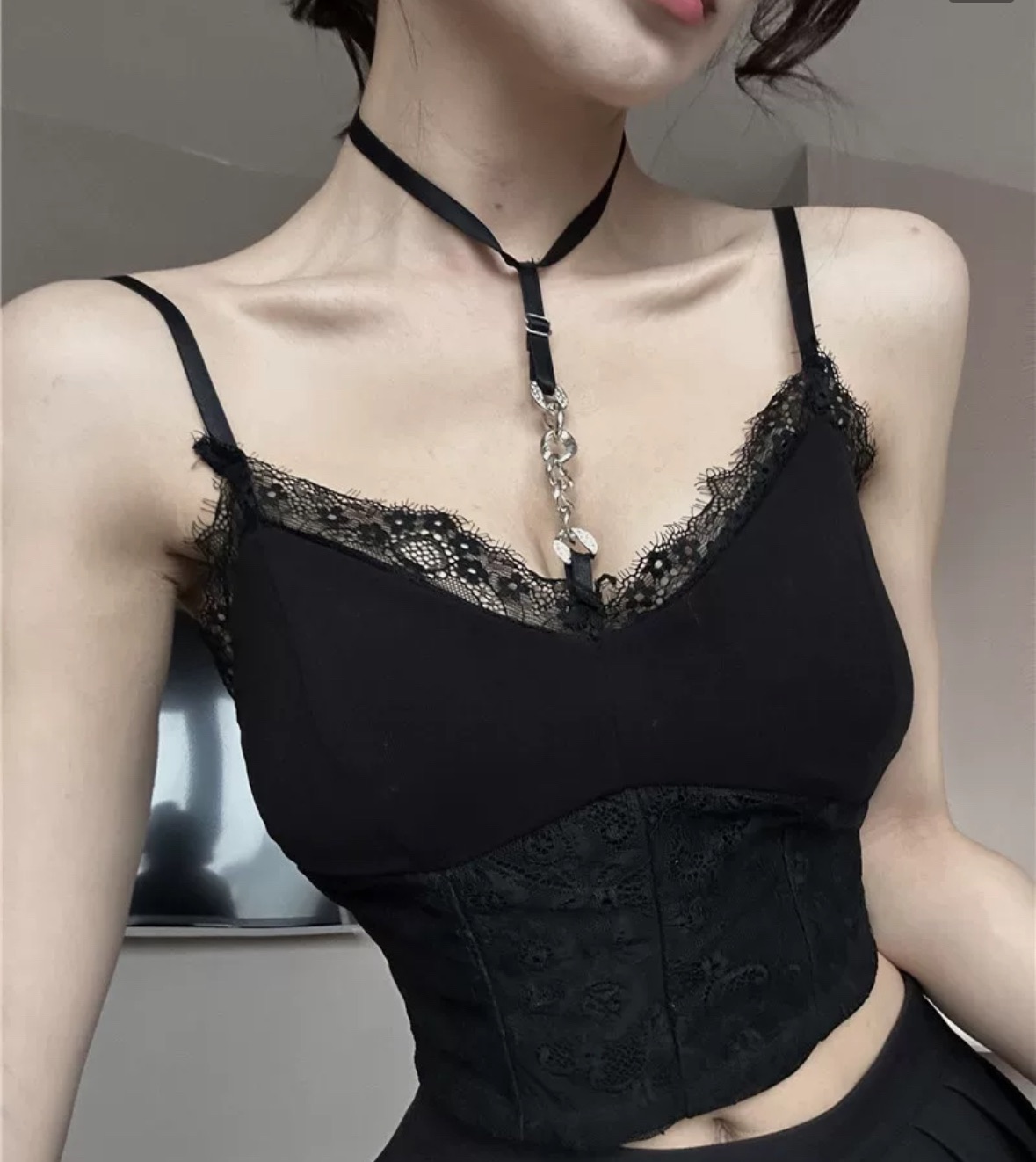 全新蕾絲吊帶（照片是示意圖）