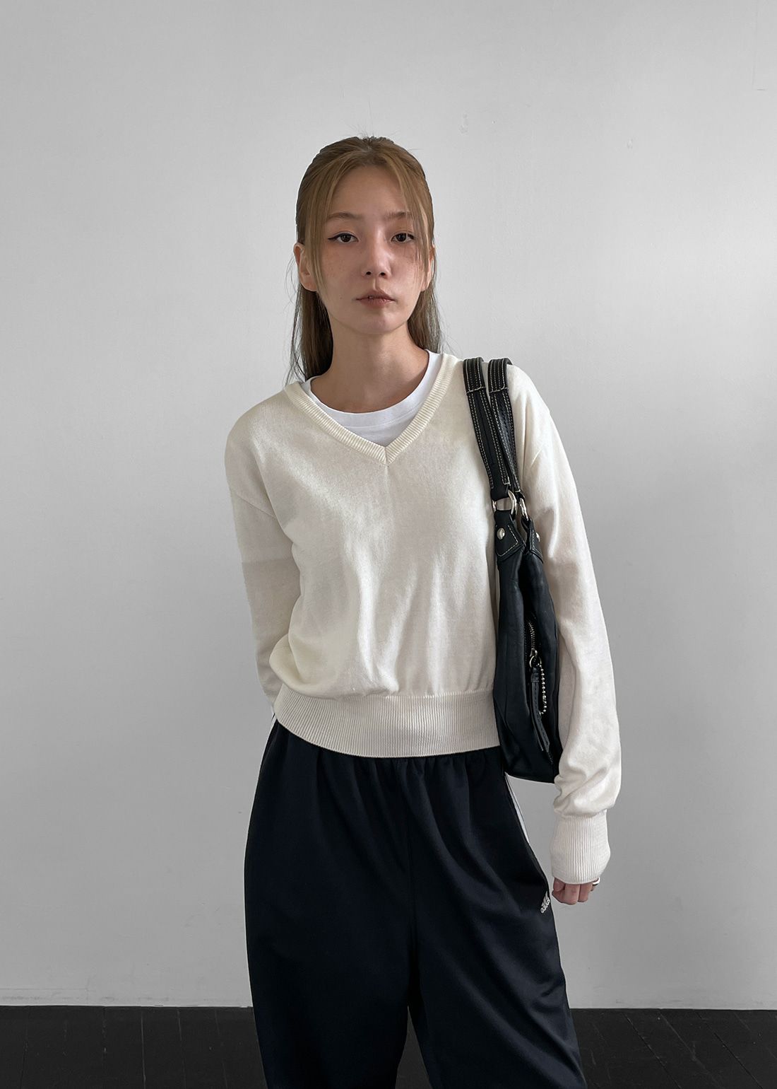 正韓製親膚中短版毛衣 knit 3色 （ black-up ） V領 長袖 針織 上衣 柔軟