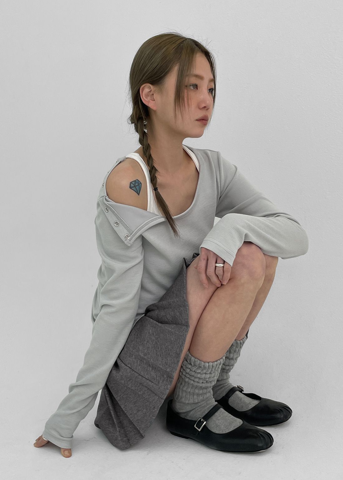 正韓製小細節鐵扣上衣 tee 3色 （ black-up ） 露肩 帆船領 長袖