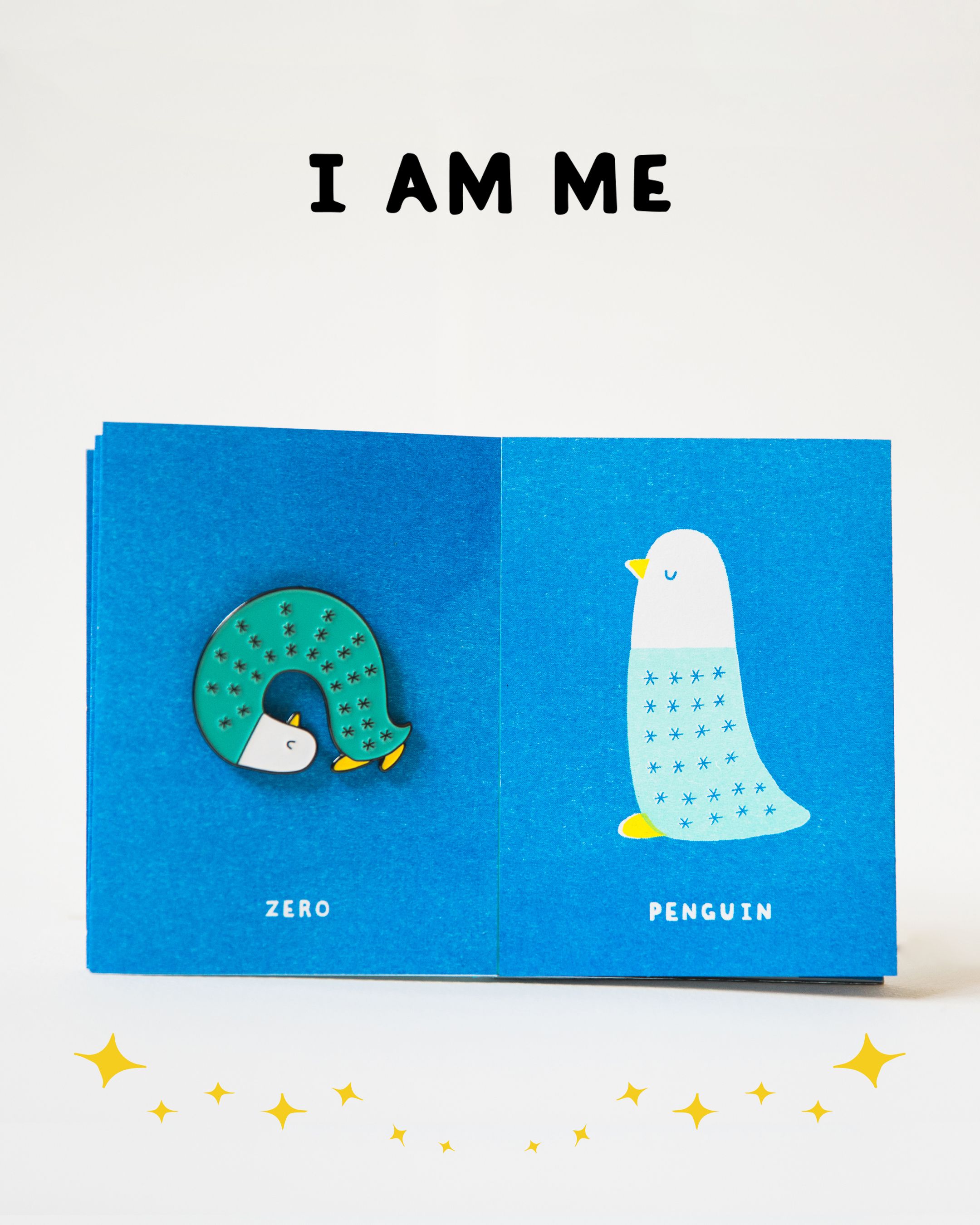 I am me系列，小誌內含一個別針