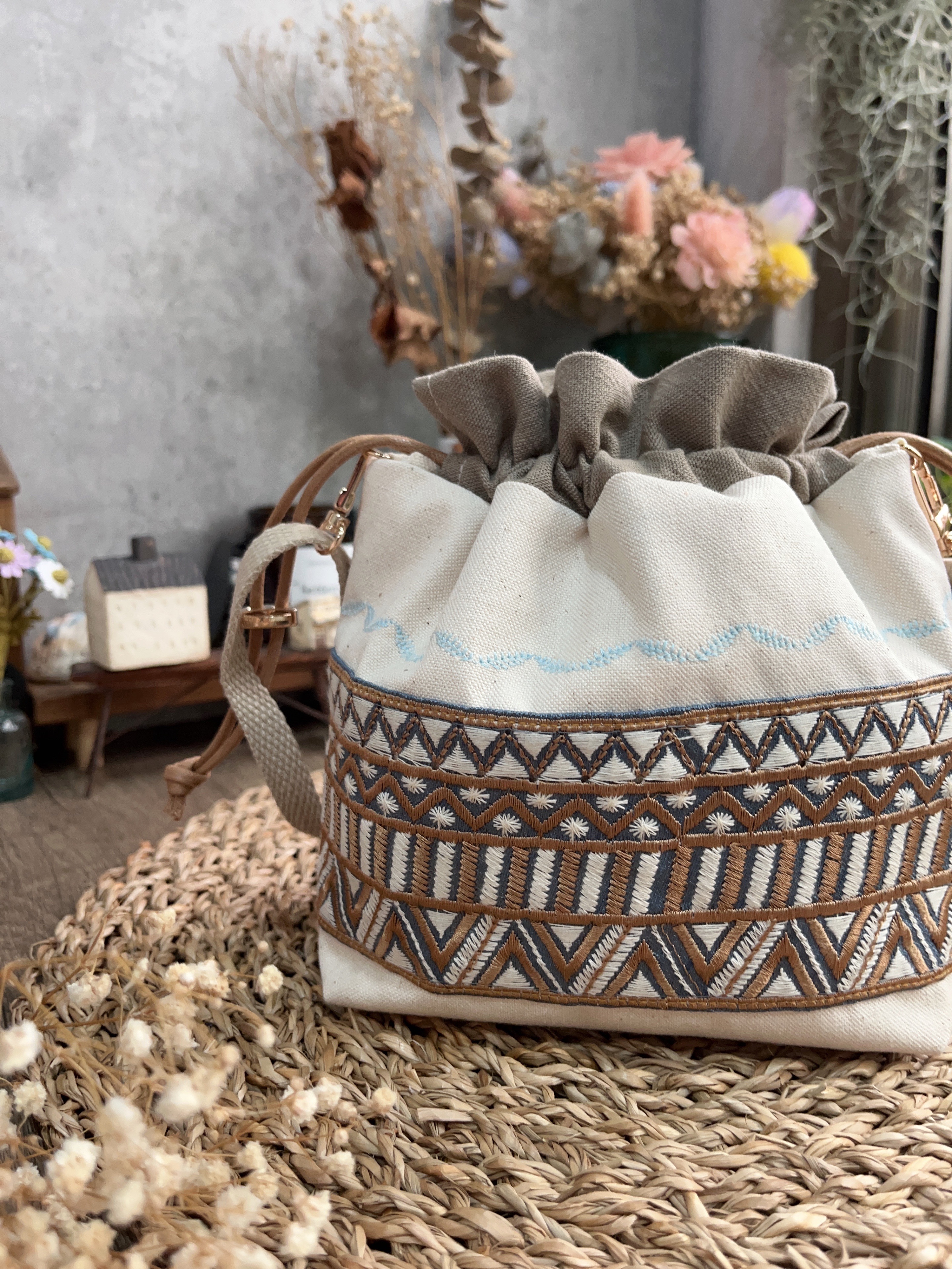 刺繡束口包-小棕