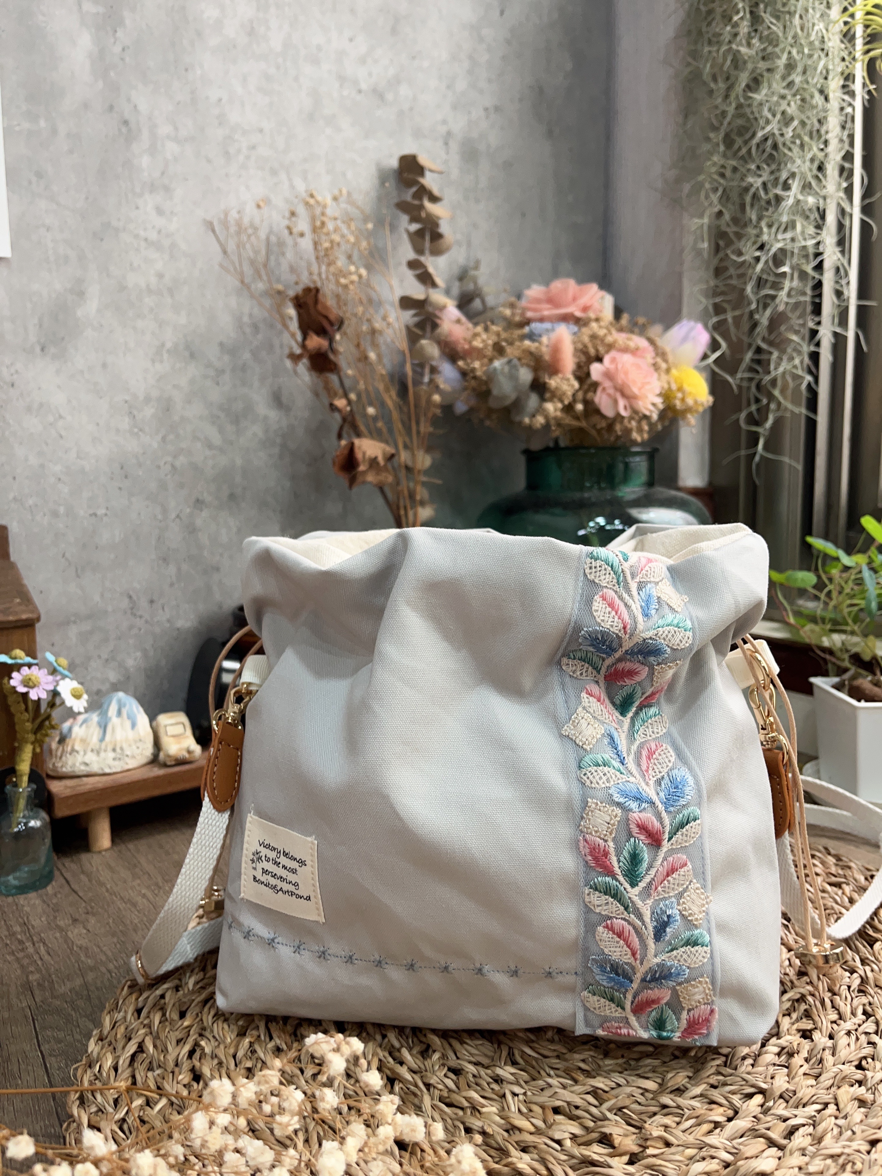 刺繡水餃包-藍羽毛