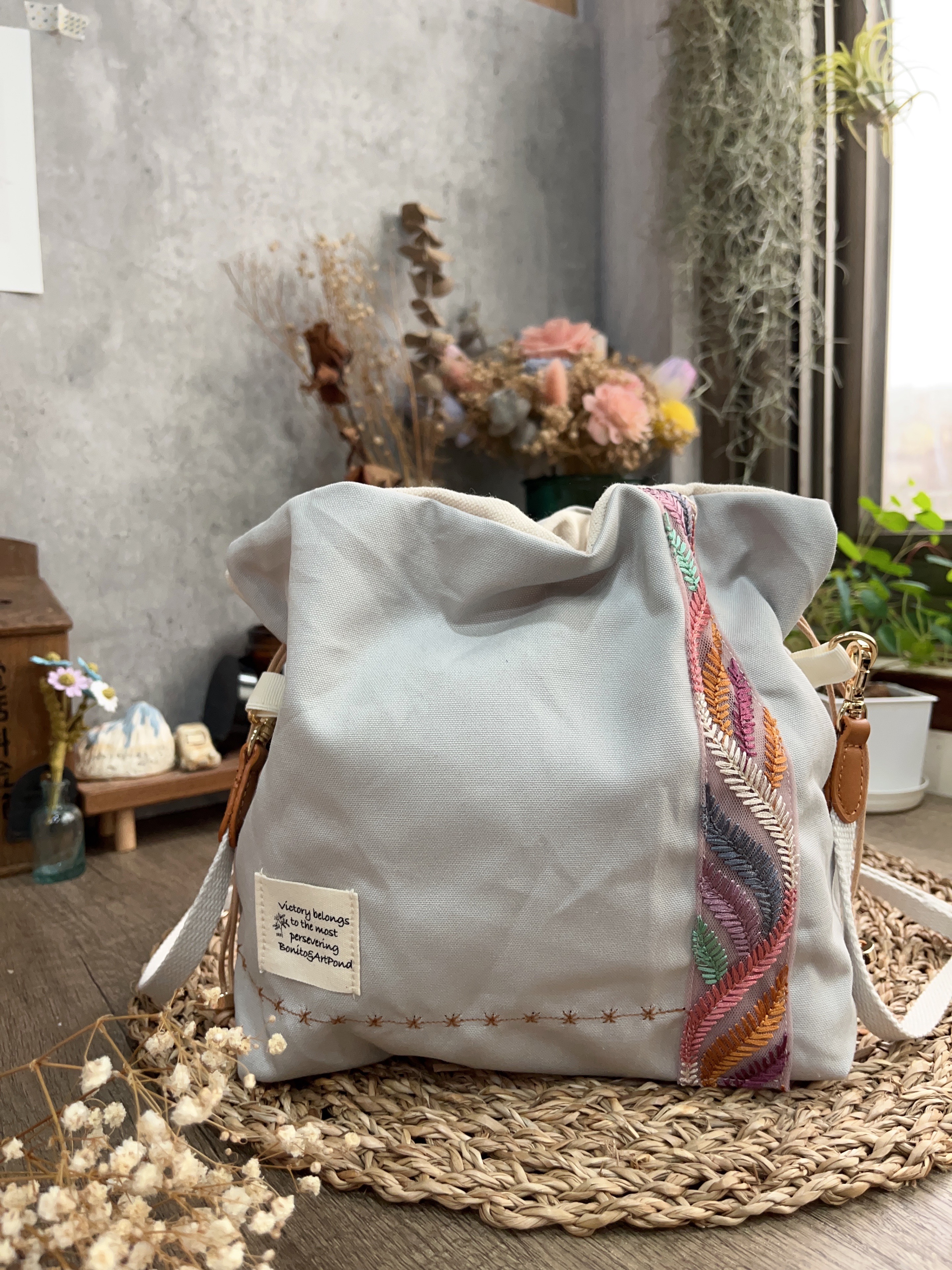 刺繡水餃包-粉紅羽毛