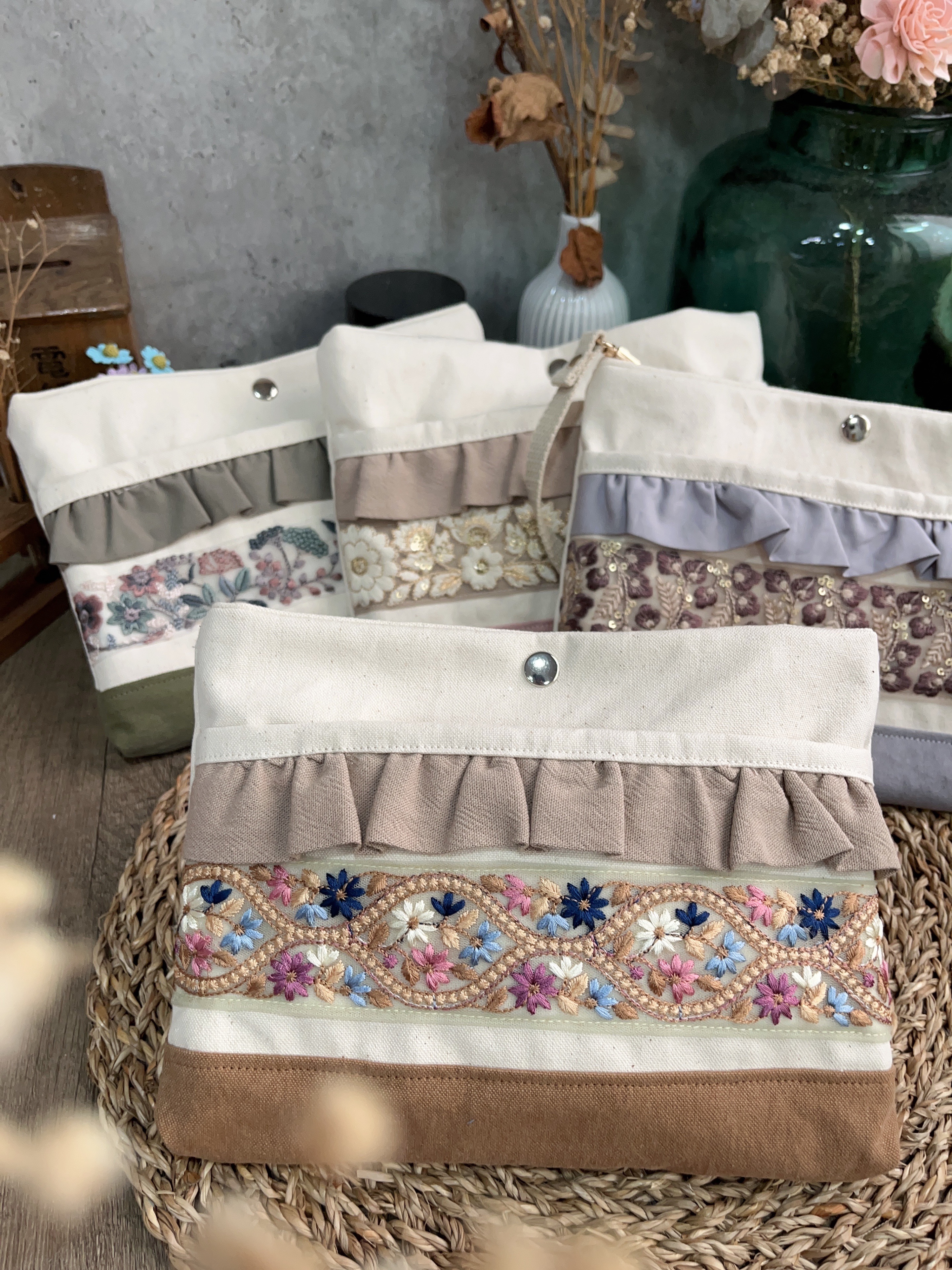 加大刺繡荷葉信封包-咖咖