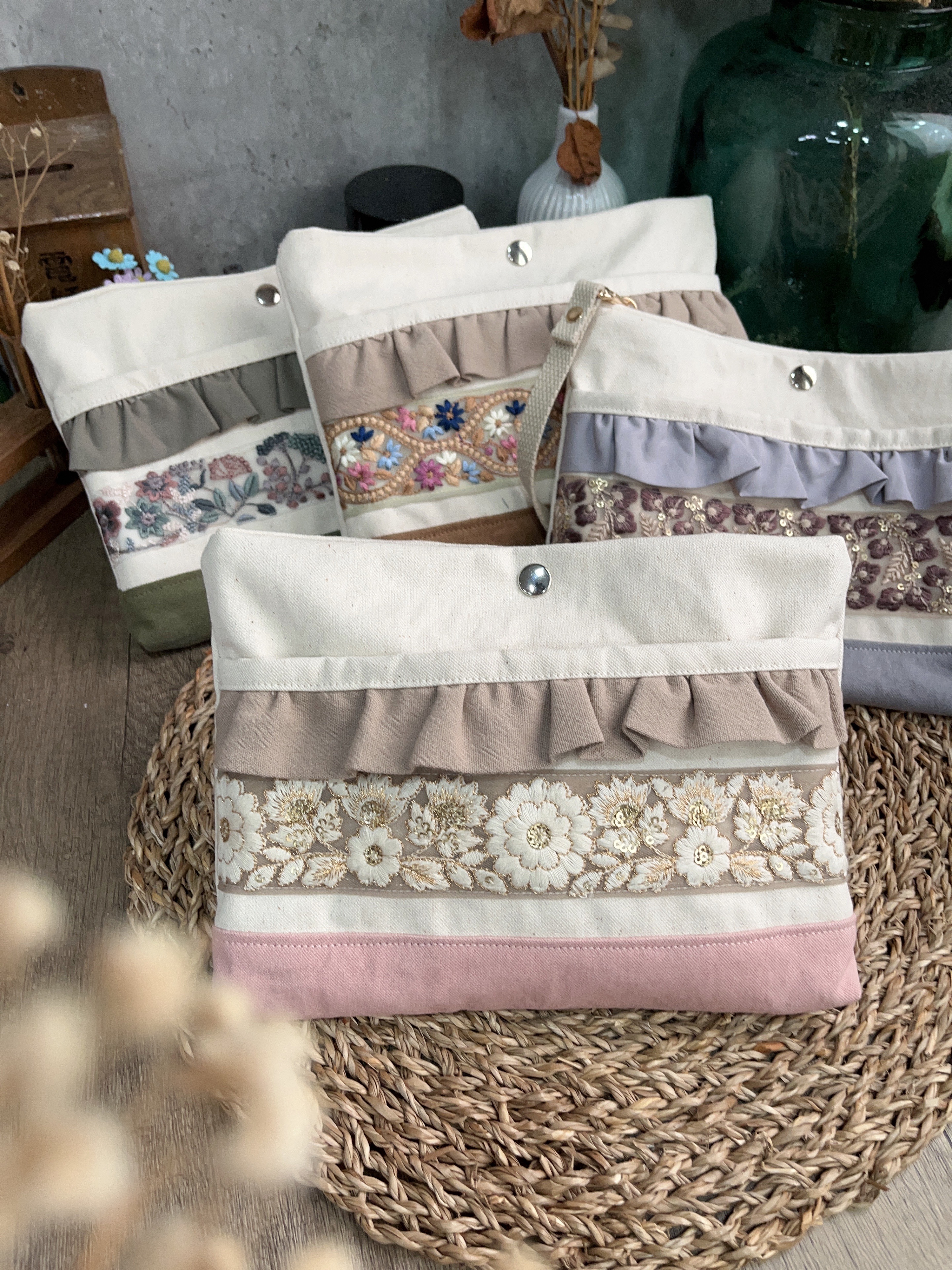 加大刺繡荷葉信封包-粉粉