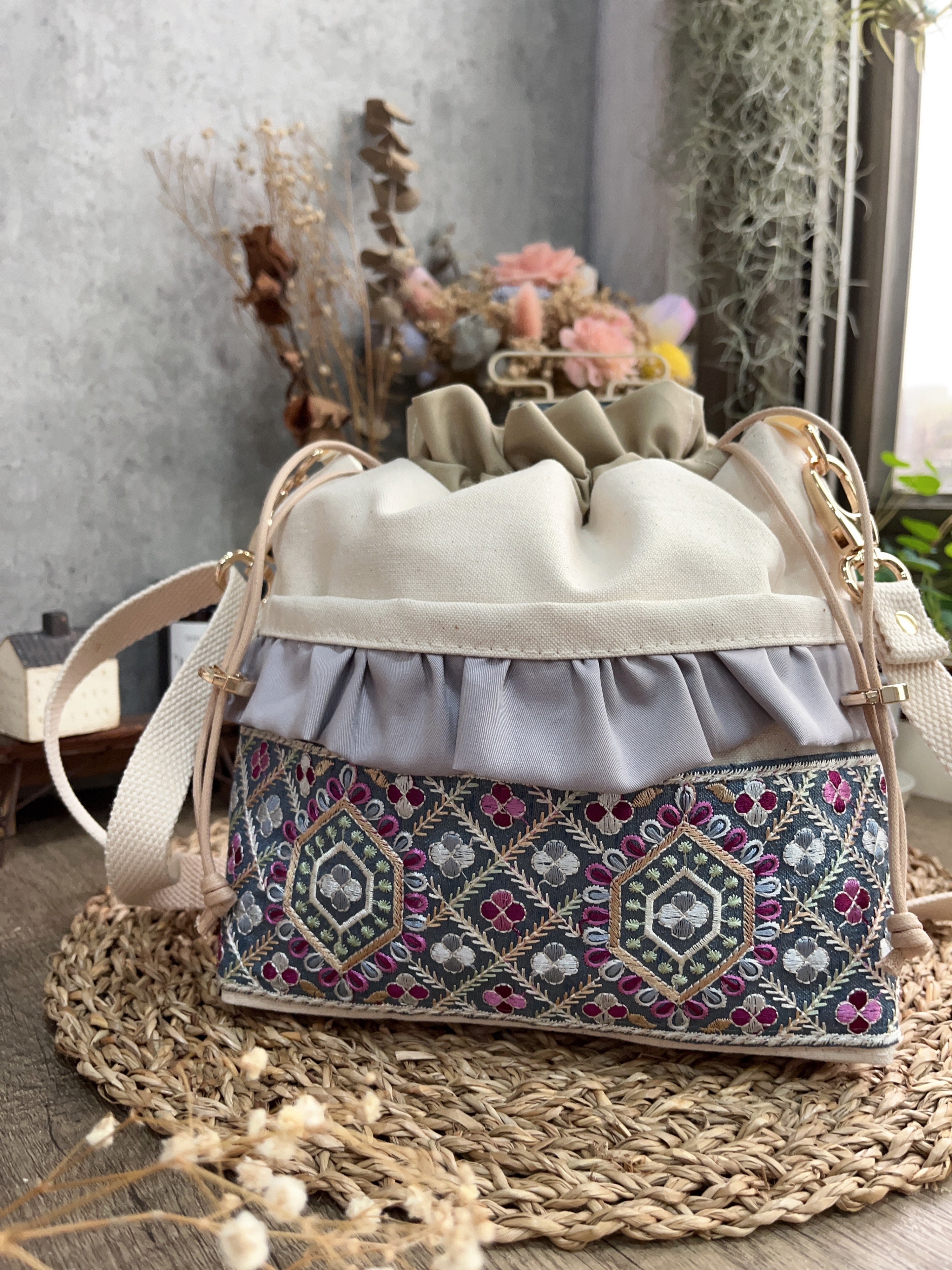 刺繡荷葉束口包-大紫