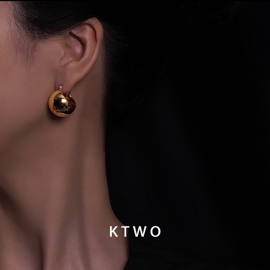 俐落感金色半月球耳環