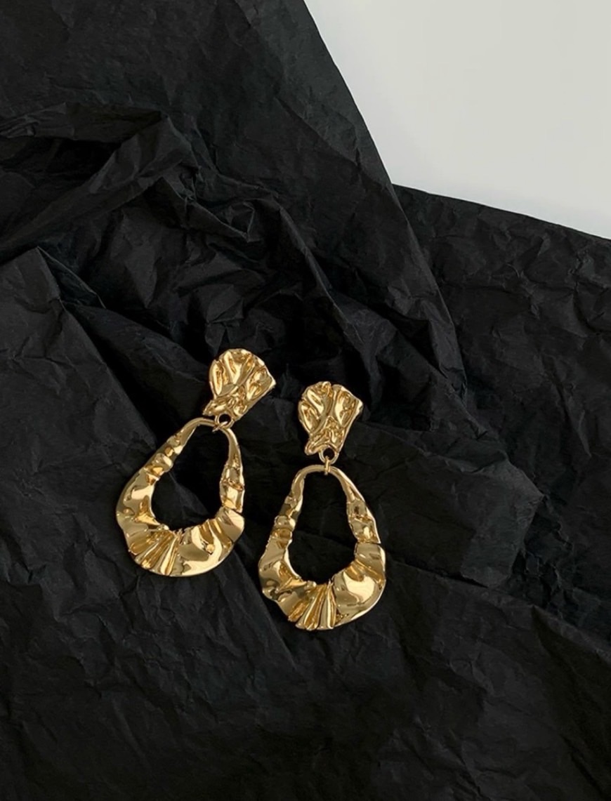 高冷金褶皺耳環