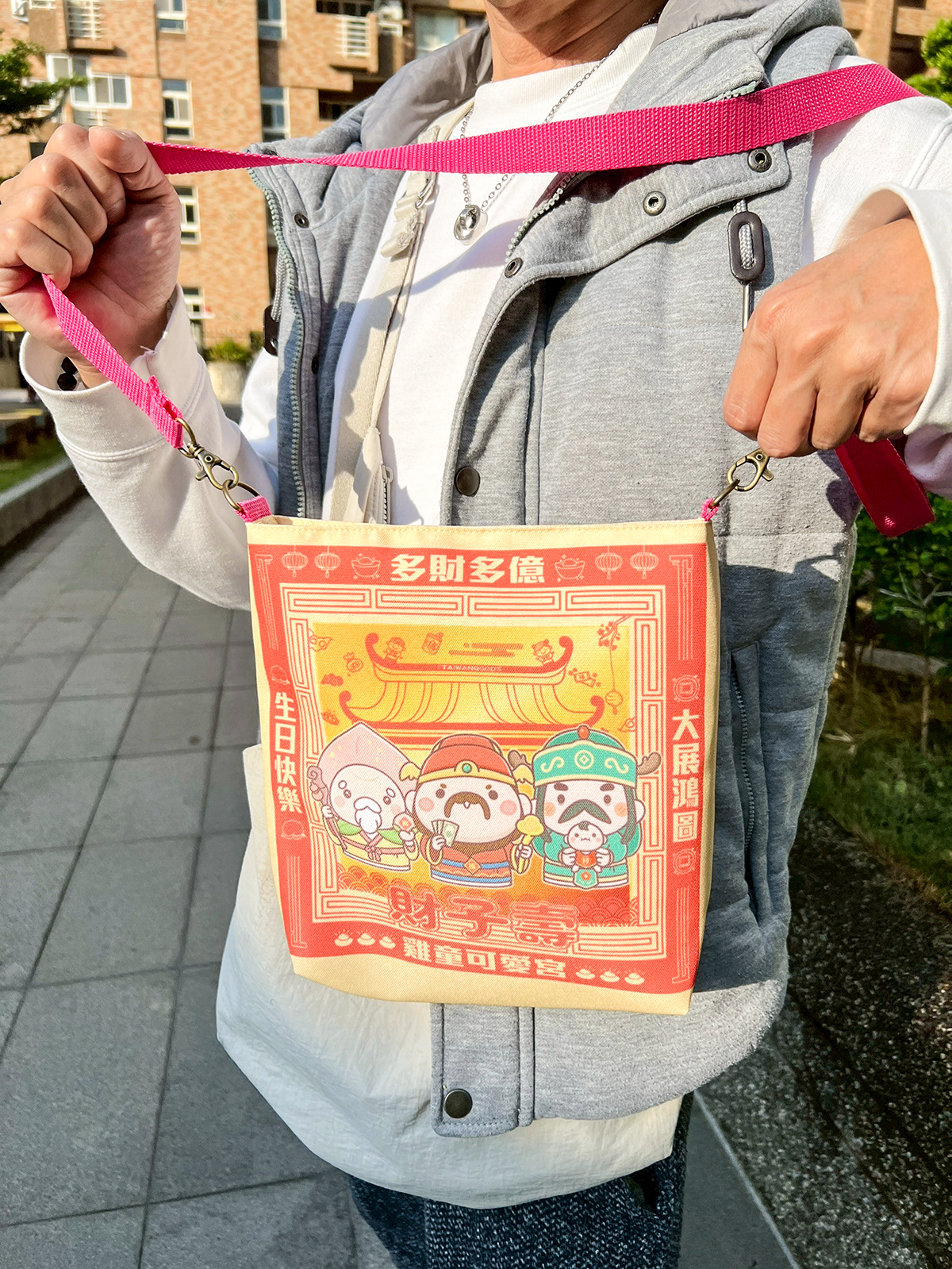 《大百壽金包》直式斜背包：快揹上來成為「百壽戰隊」的一員吧！