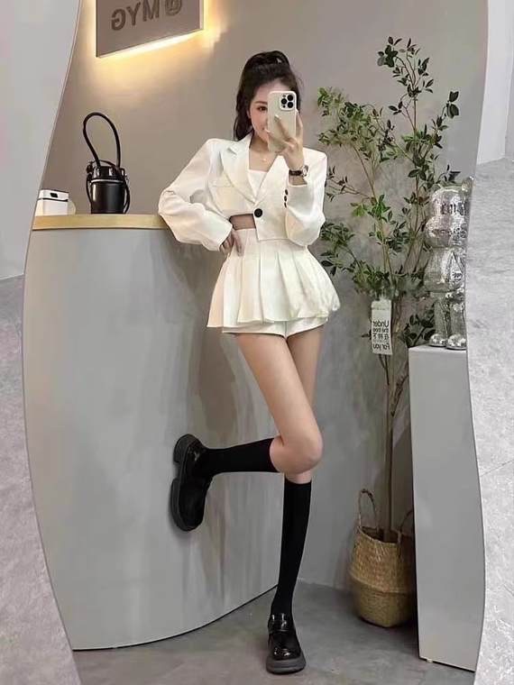 高磅西裝短版外套+後拉鍊百摺裙