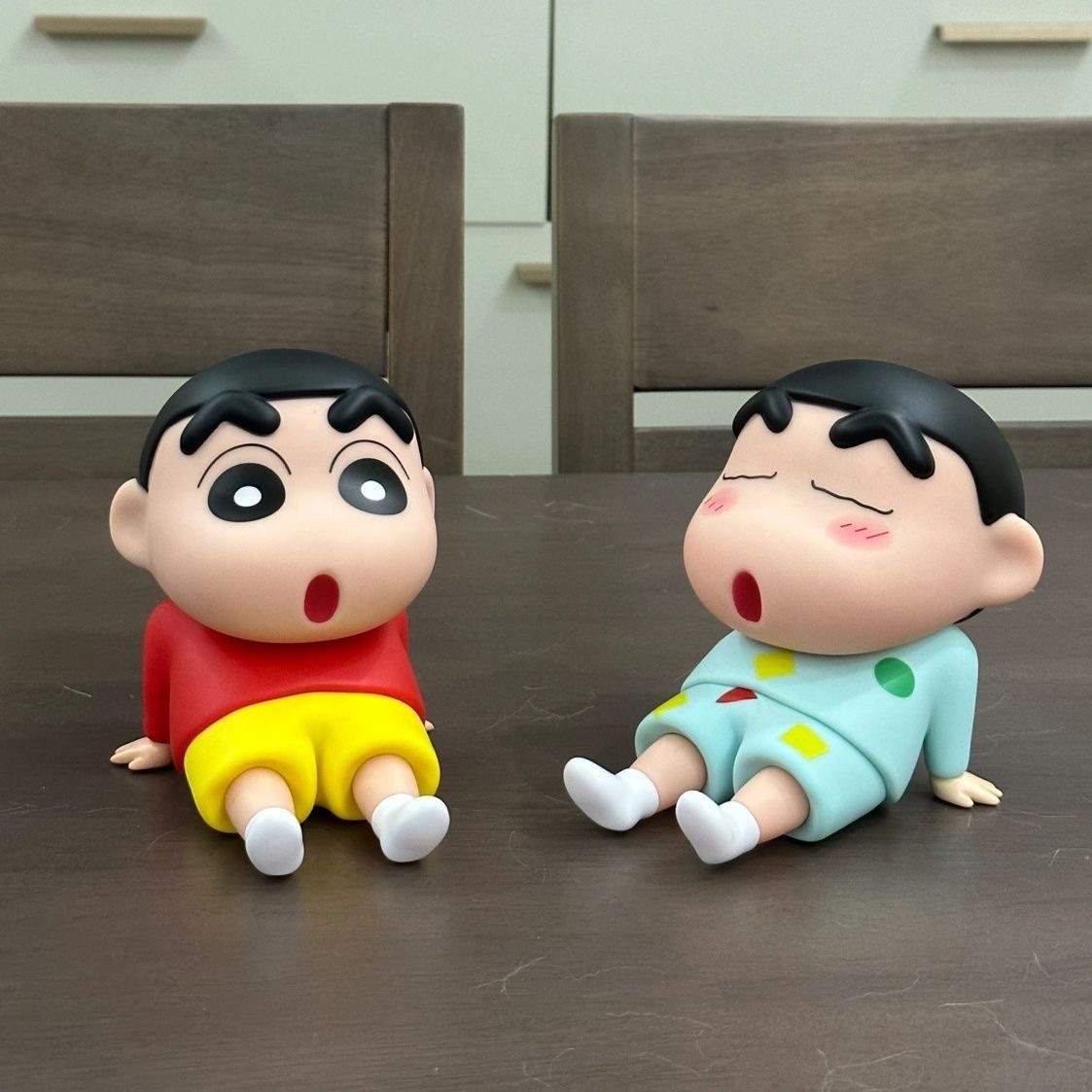 蠟筆小新手辦睡袍手機支架