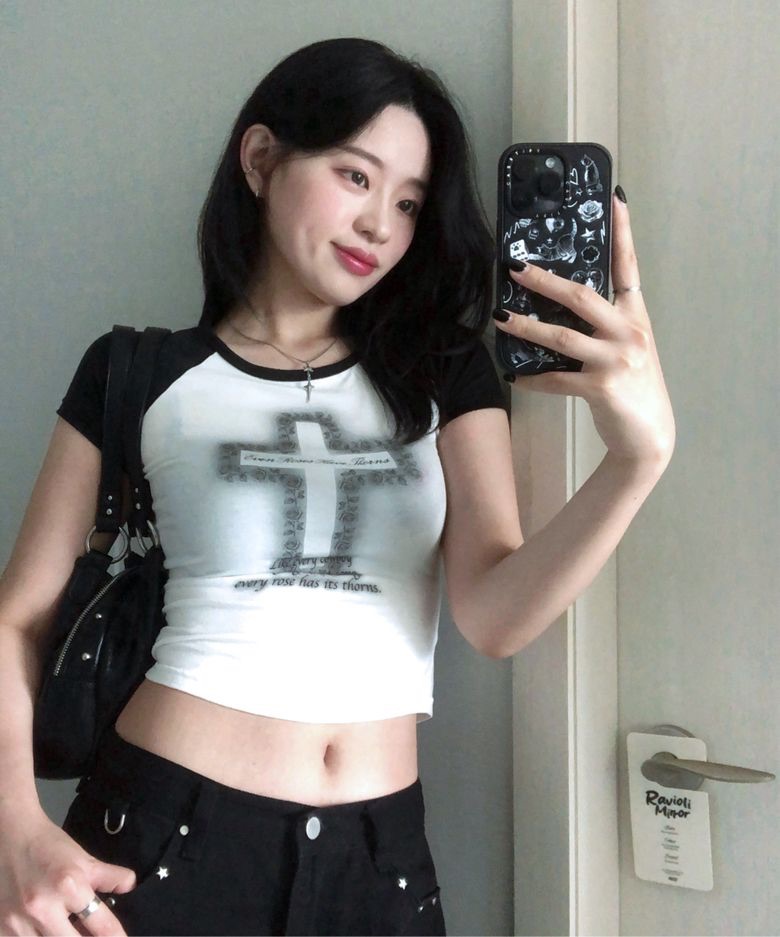 izna柳小愛同款 Niier noir CROSS ROSE RAGLAN TEE