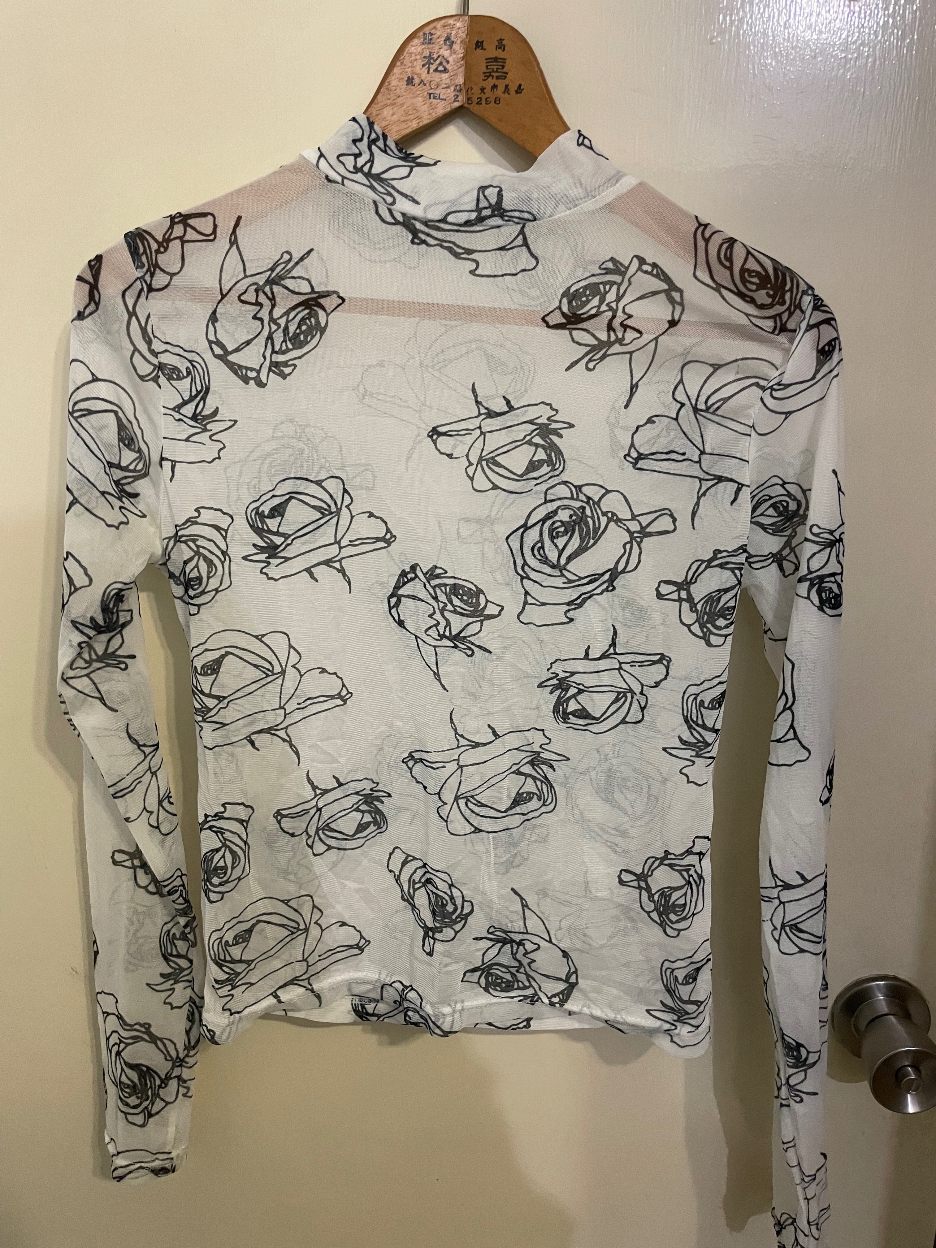 白色玫瑰圖案透膚長袖上衣
