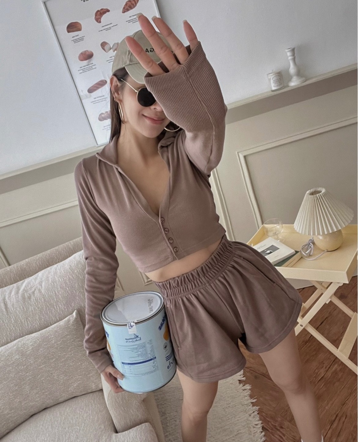 22166（黑、卡）小立領合身上衣+高腰短褲 Set