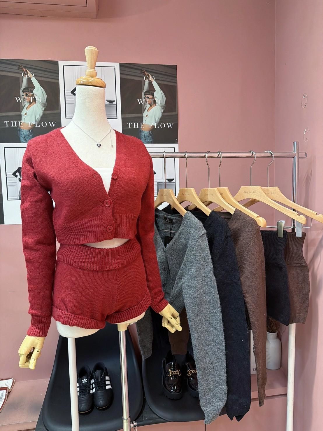 955（紅）針織V領鈕扣上衣+高腰短褲2件set