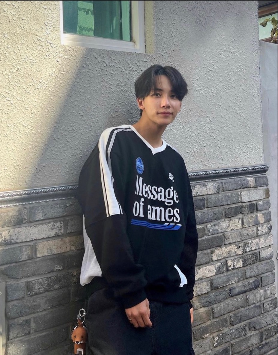 淨漢款AMES🇰🇷 V NECK UNIFORM SWEATSHIRT