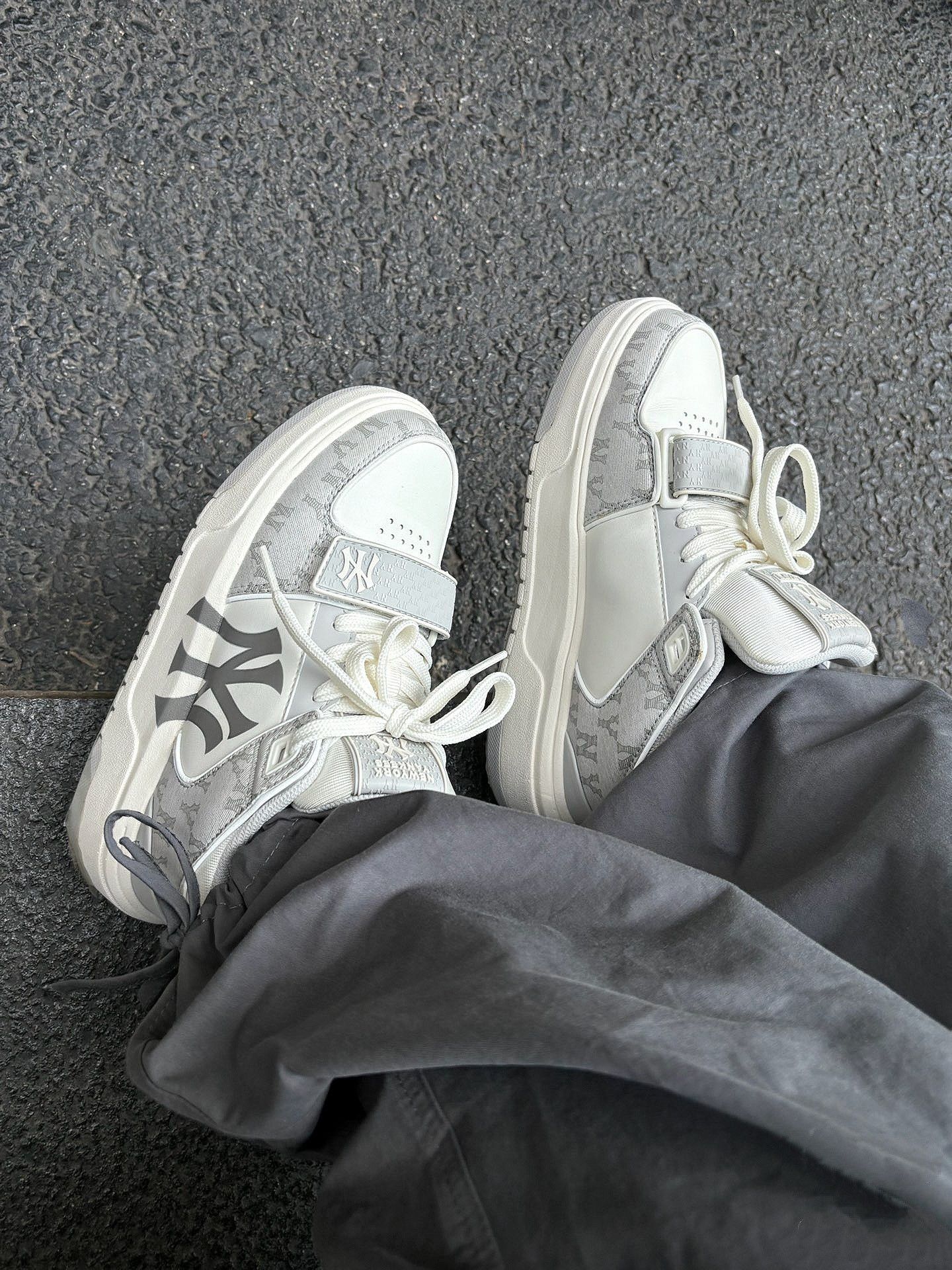 ＜預購＞MLB Chunky Liner系列 紐約洋基隊 反光 灰白 （圖二有尺寸表）