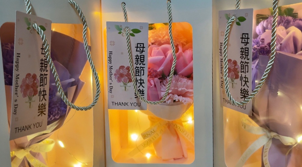 母親節康乃馨花束禮盒（附贈燈串）