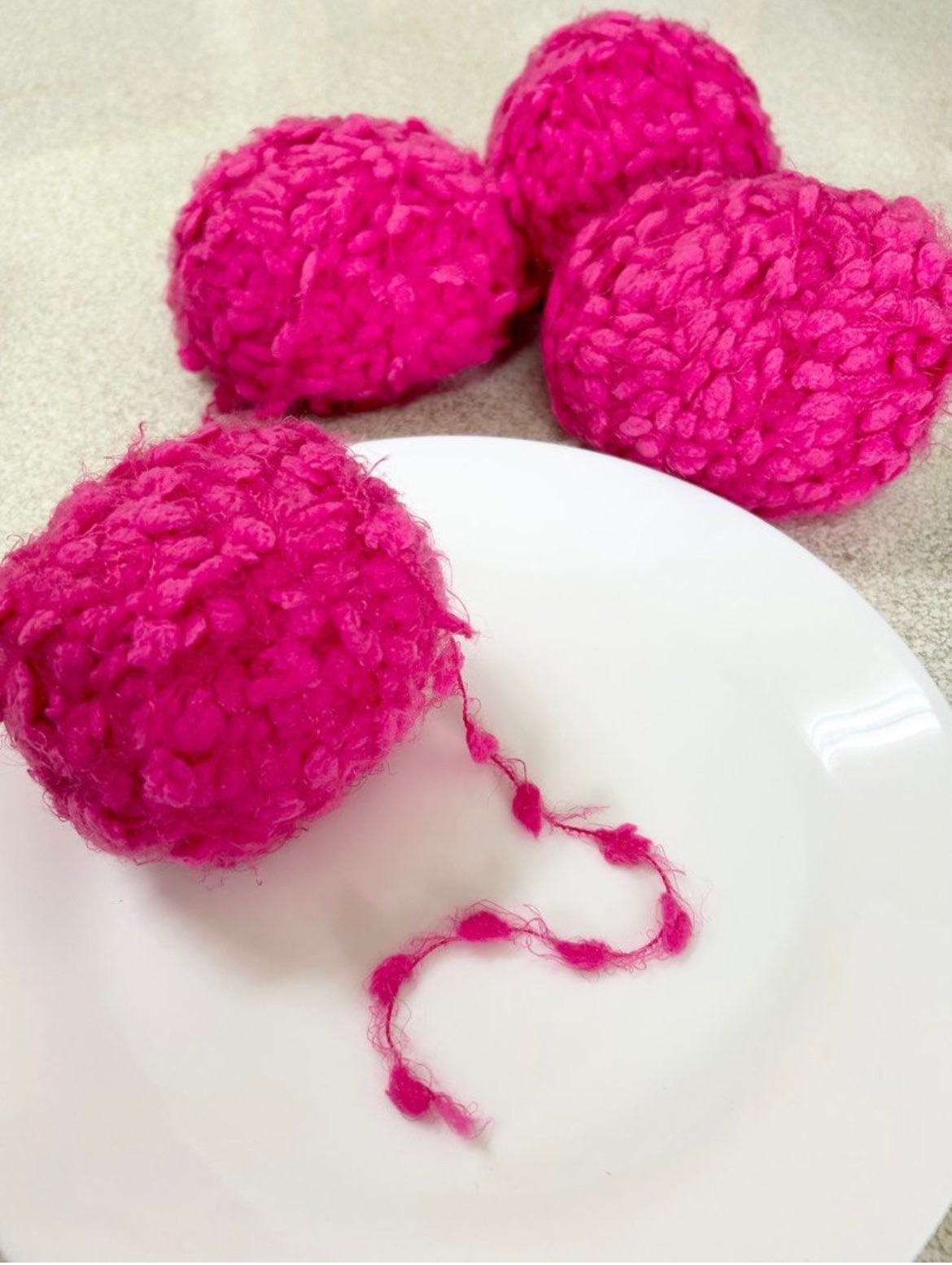 毛絨毛線球（玫紅色4顆、粉紫漸層2顆）一起賣