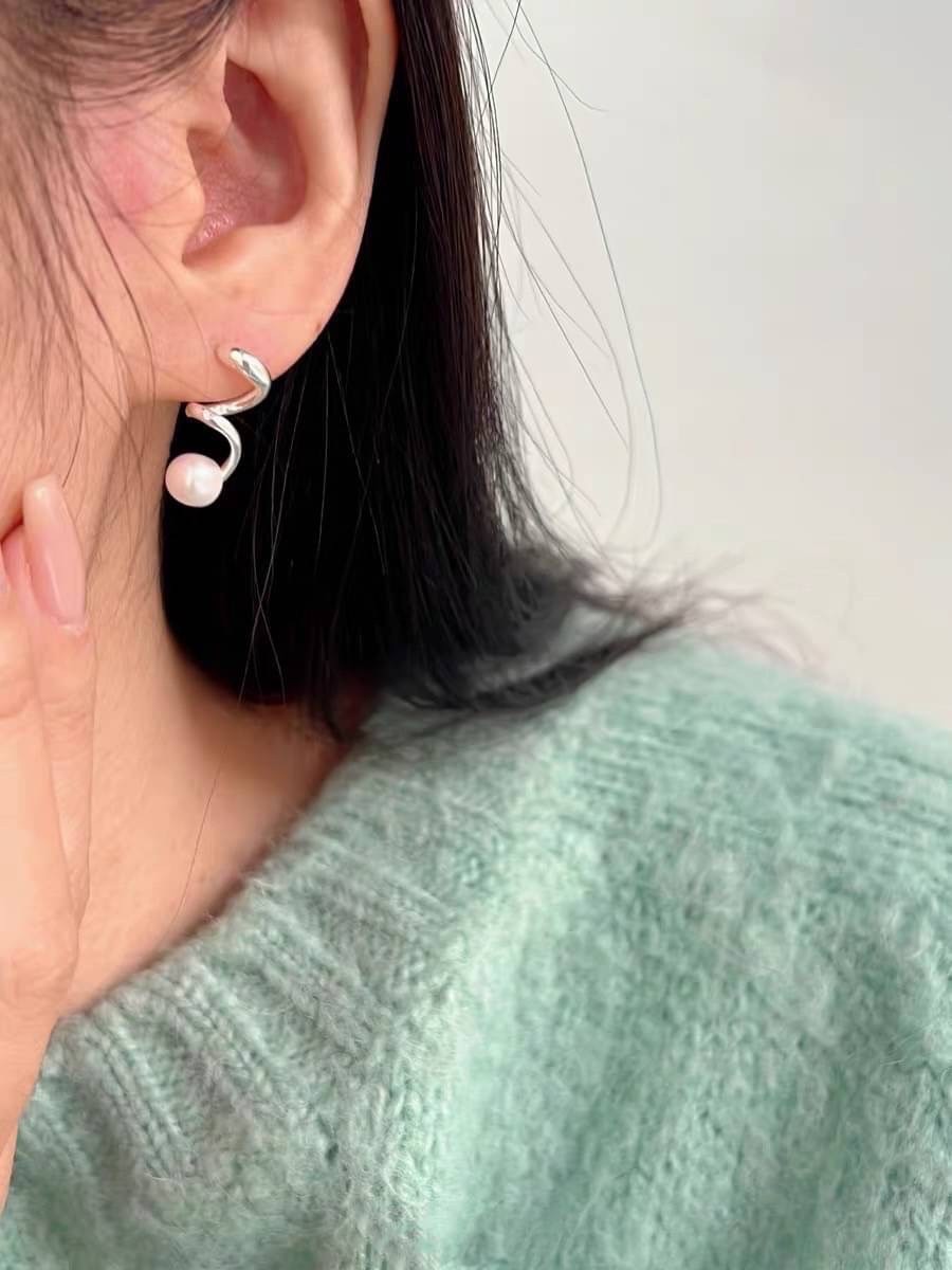 少量現貨🩵𝟗𝟐𝟓純銀螺旋捲捲珍珠耳環