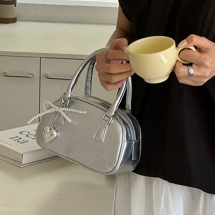 銀色手提保齡球包 🩶送珍珠蝴蝶結吊飾🩶 油蠟皮波士頓包 斜挎枕頭包