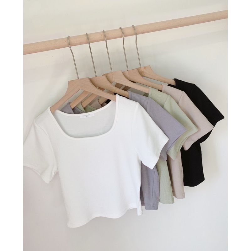 每天都想穿🥑方領微短版上衣 方領素T