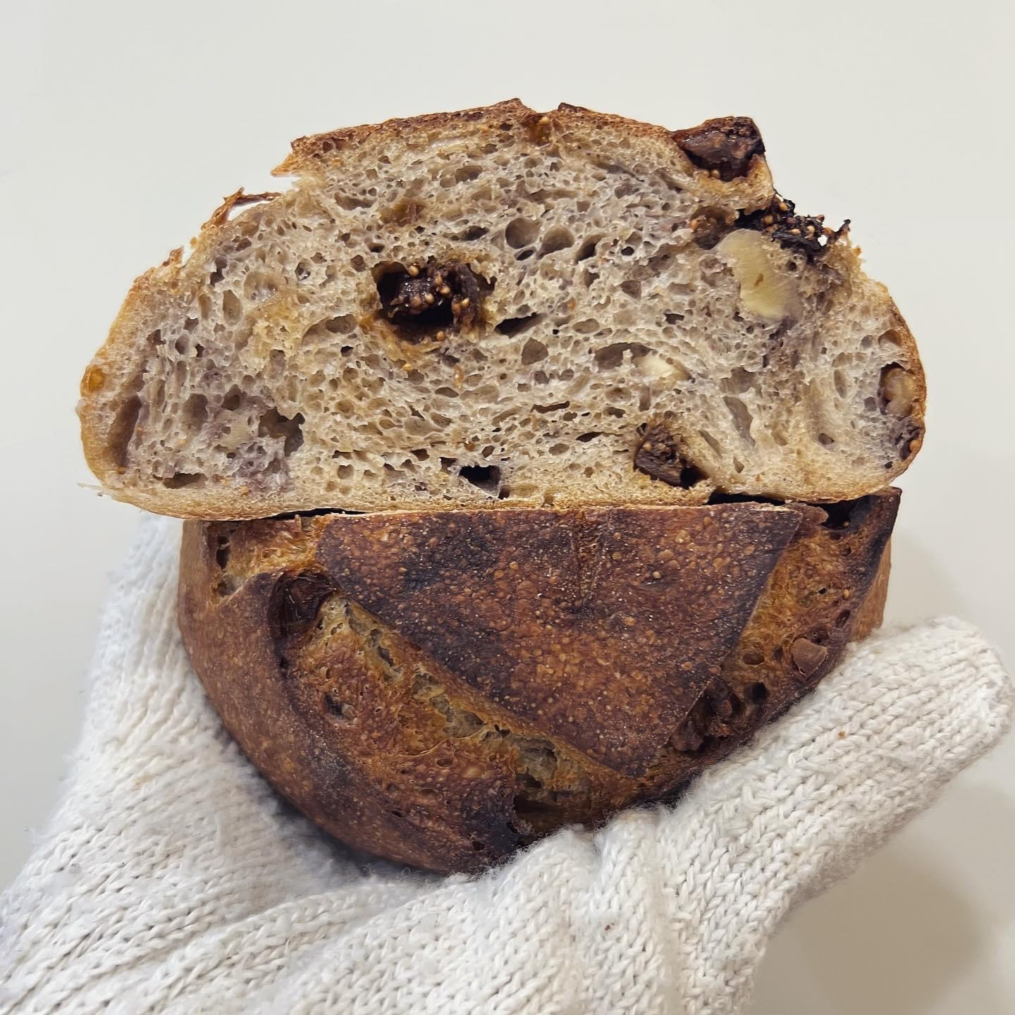 無花果核桃酸種麵包/Figs and walnuts sourdough bread