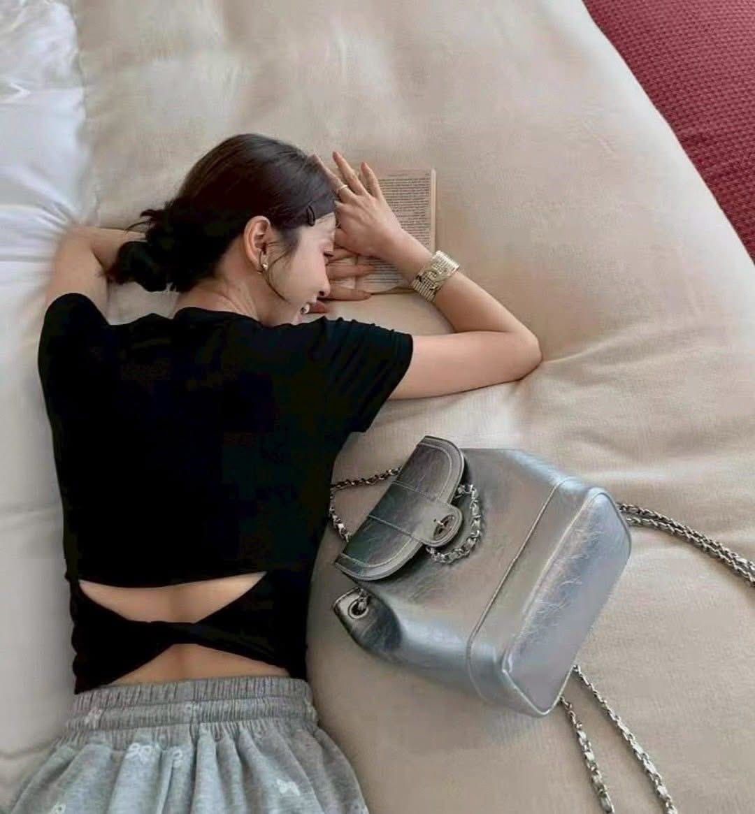 ✔️K37方領美背扭結造型上衣