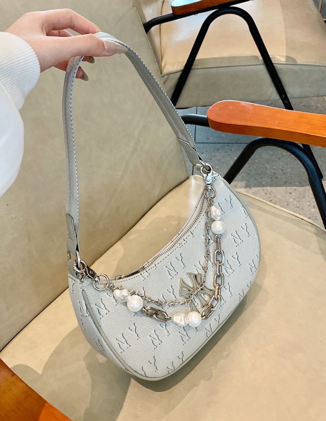 ＜預購＞MLB 滿版老花腋下包