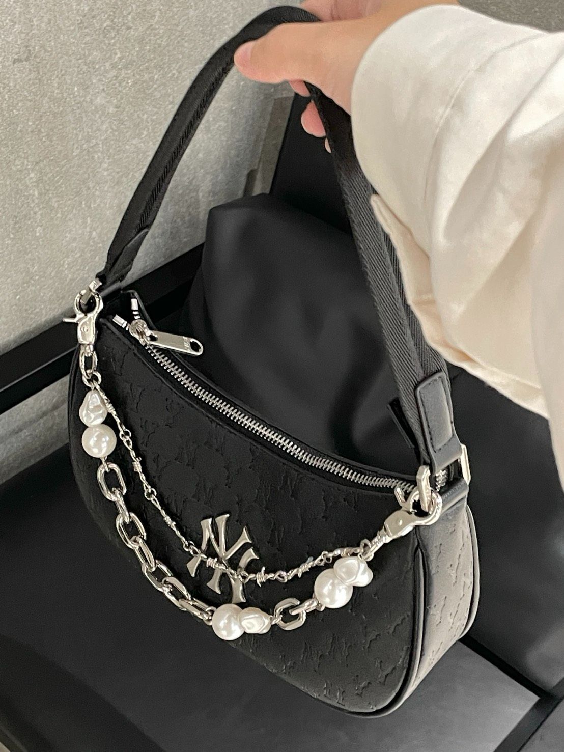 ＜預購＞MLB 壓紋 滿版老花黑色腋下包