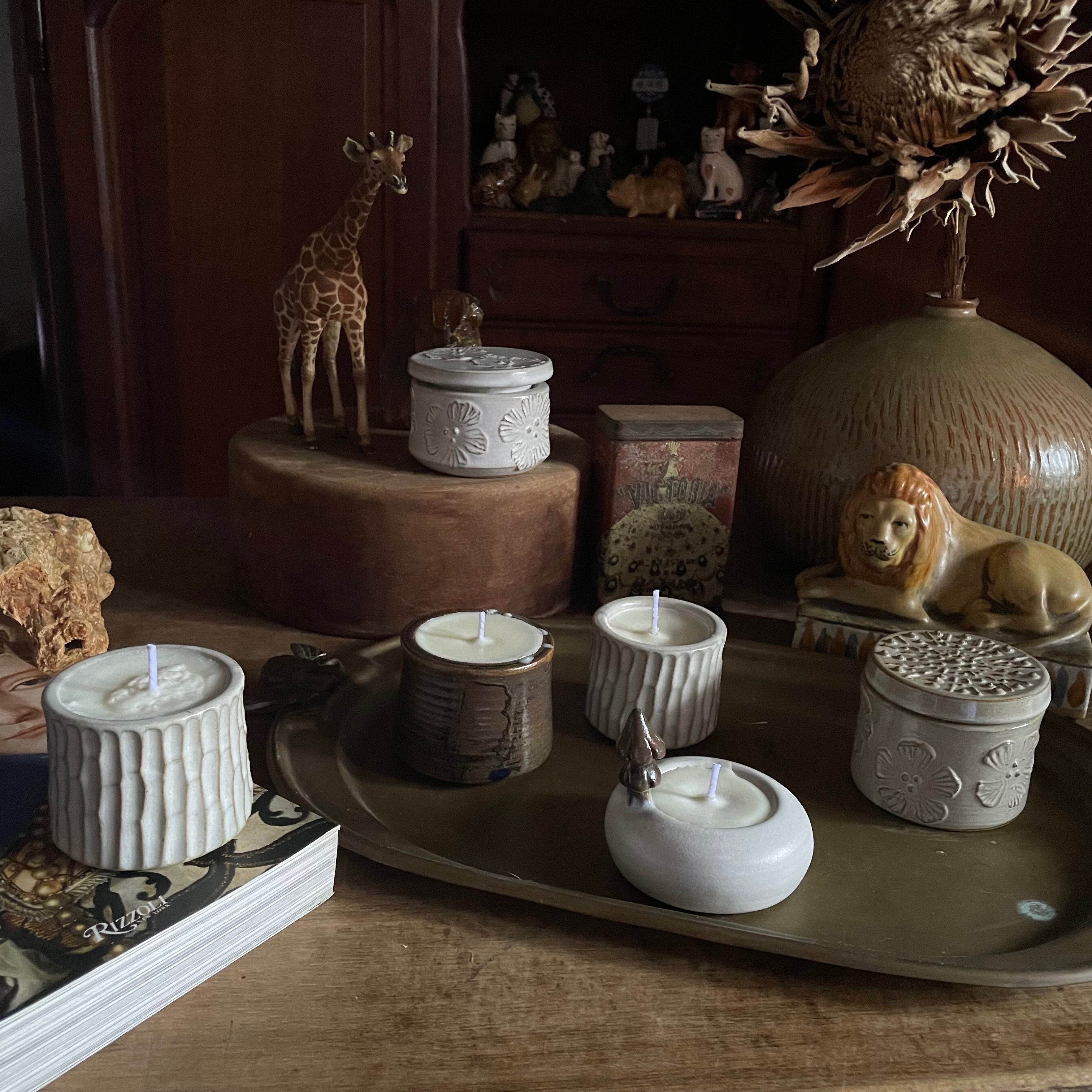 醜肥皂手工精油陶杯燭｜檜木藿香、香料紅酒、Palo Santo秘魯聖木精油燭、我愛故我在、黑雲杉