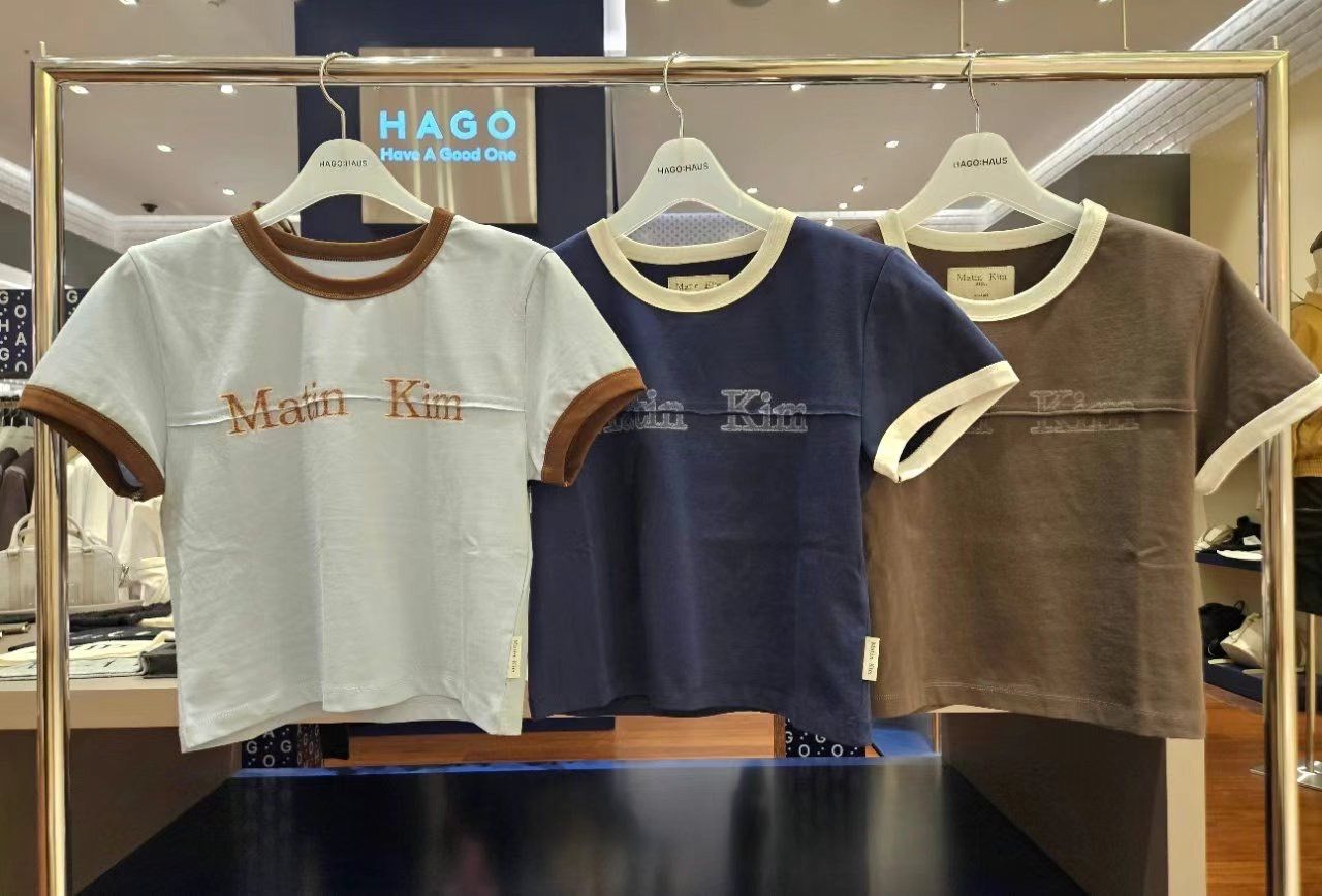 MATIN KIM CUTTED LOGO RINGER CROP TOP