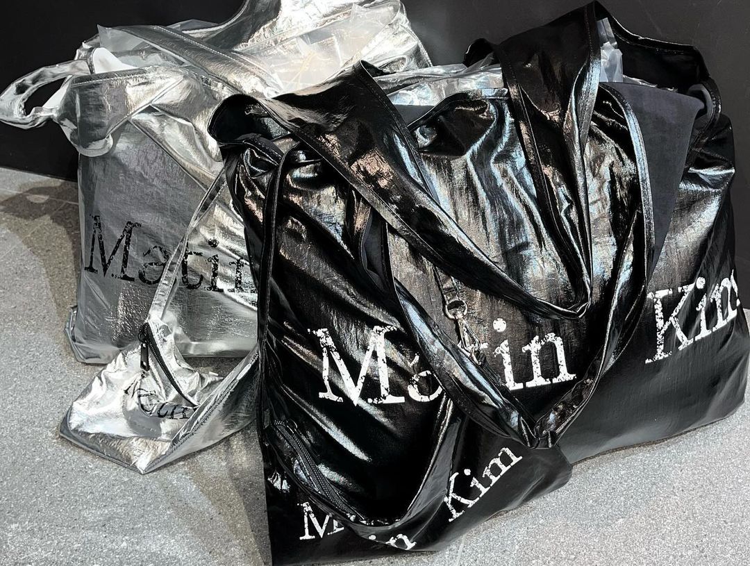 MATIN KIM MATIN CRACKED LOGO GLOSSY ECOBAG IN STRO