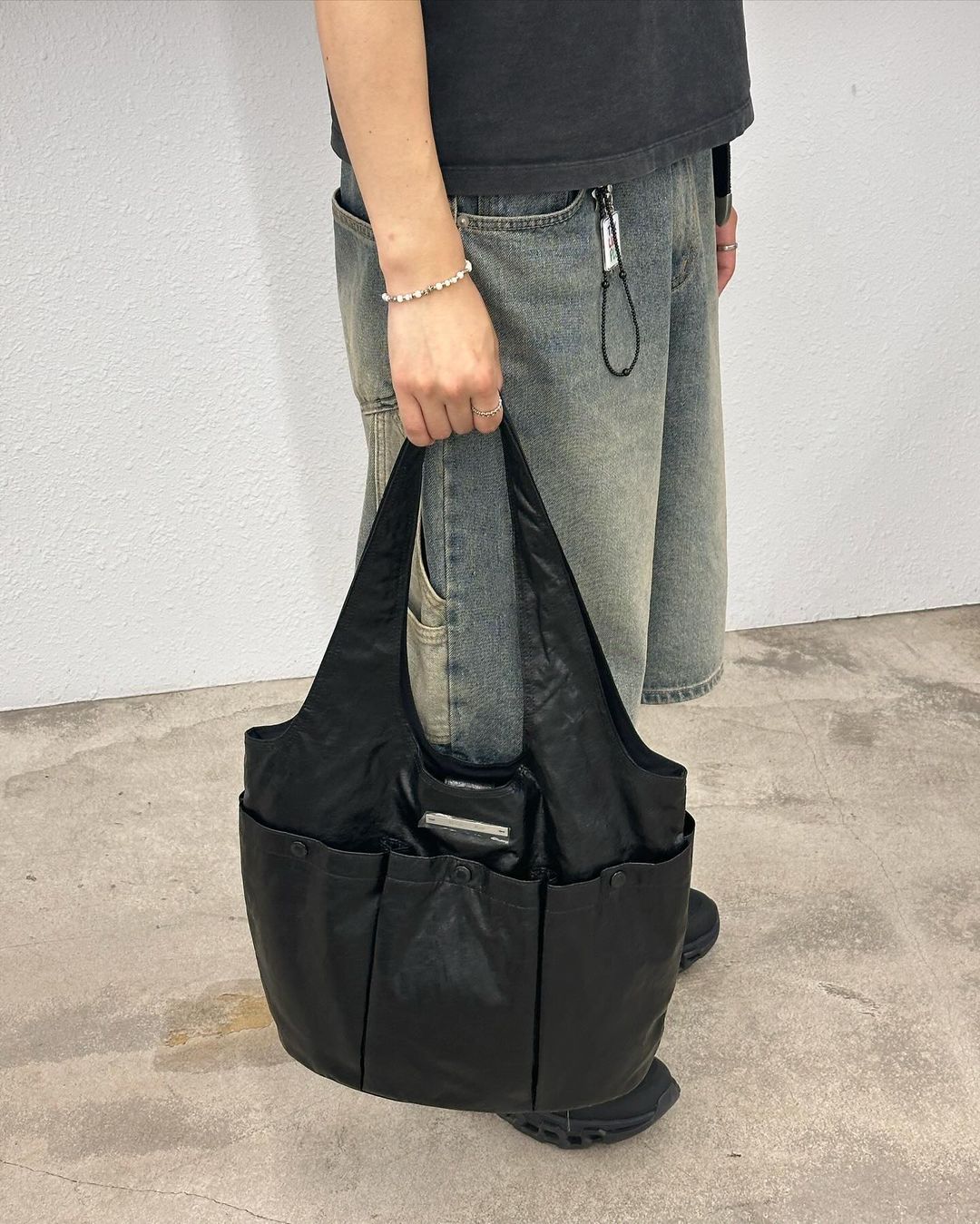 MATIN KIM TRIPLE POCKET WRINKLE SHOULD ER BAG