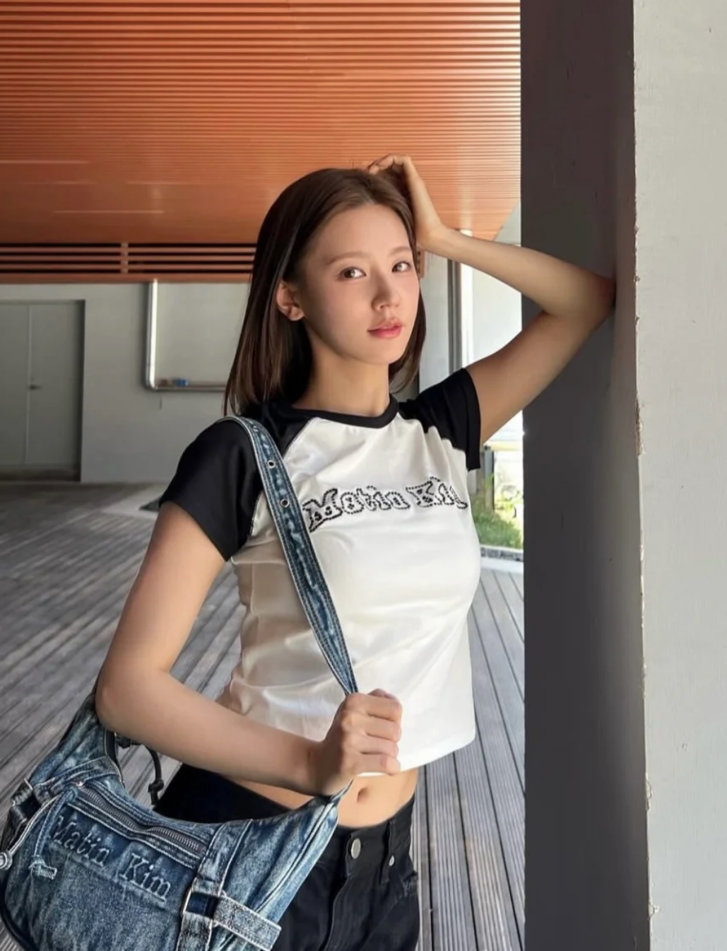 MATIN KIM 美延同款 FLOWER STITCH RAGLAN LOGO TOP IN