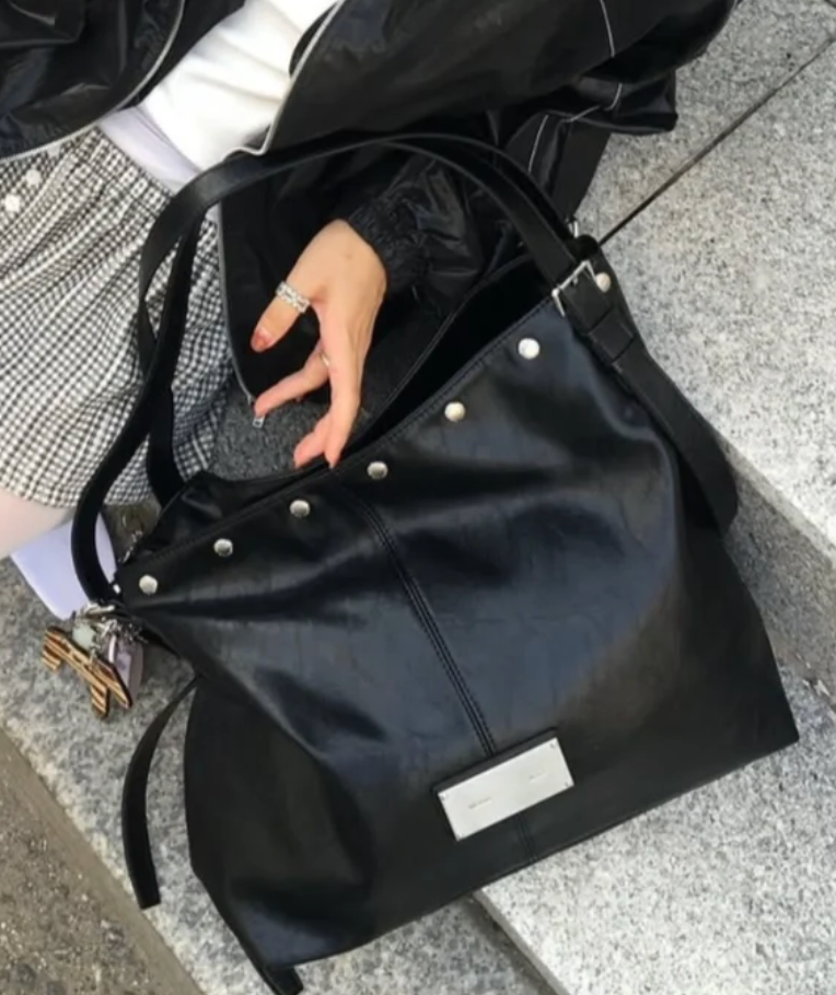 MATIN KIM 鉚釘皮革肩背包 MATIN STUD POINT