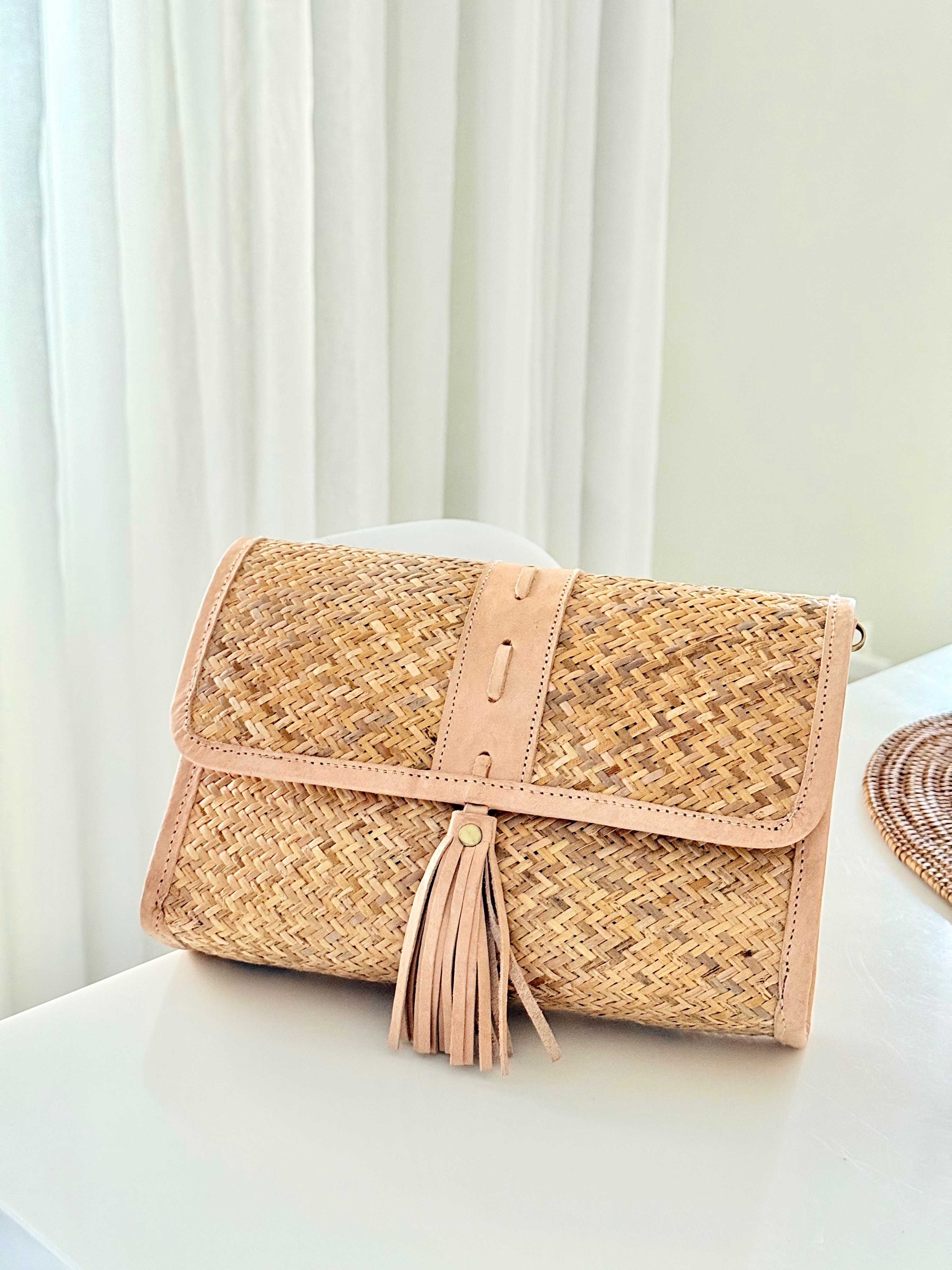 DecoDazzle🪬峇里島手工藤編真皮流蘇信封包