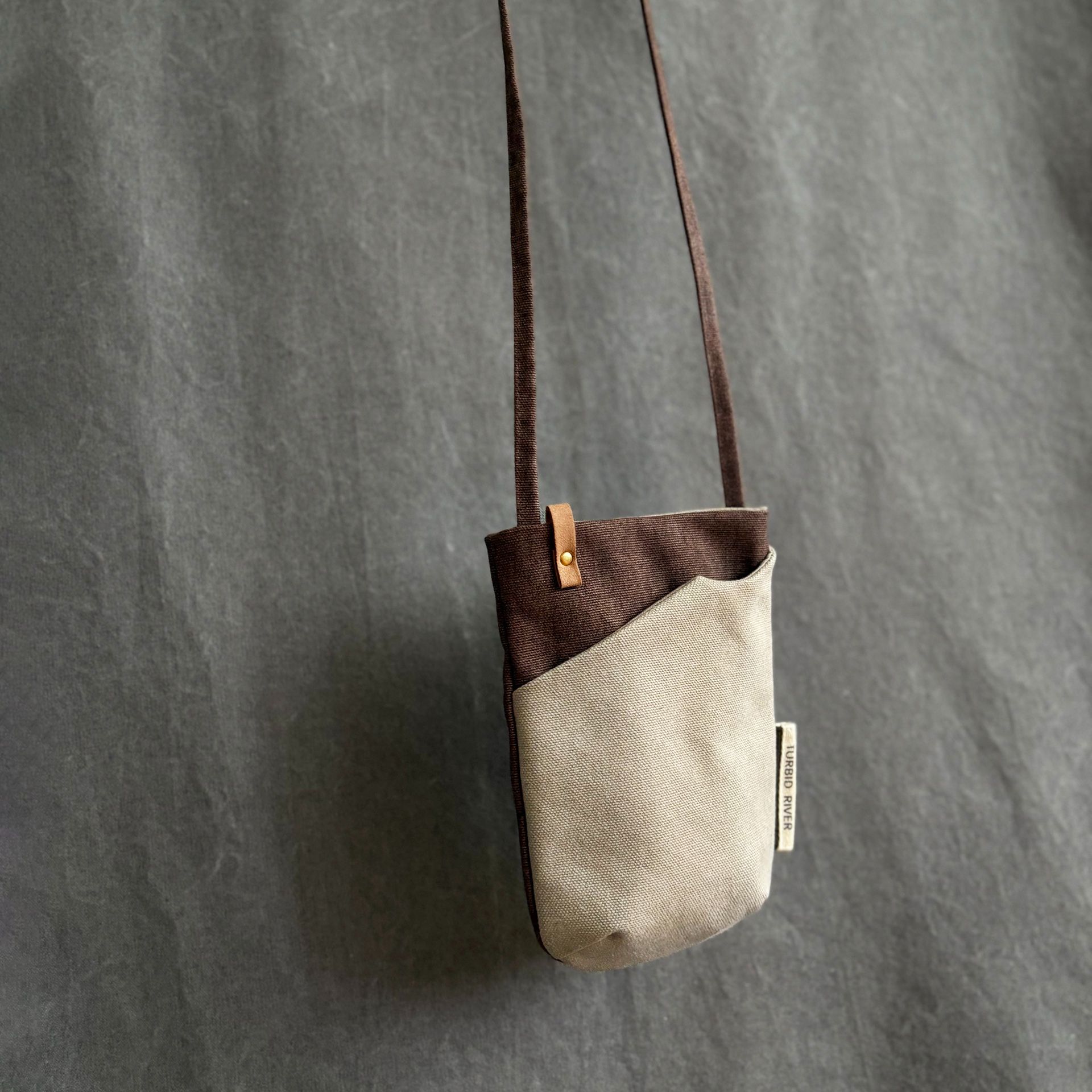 漫步日常 濁河隨行小揹袋 | 紅酒棕 | 大容量手機袋