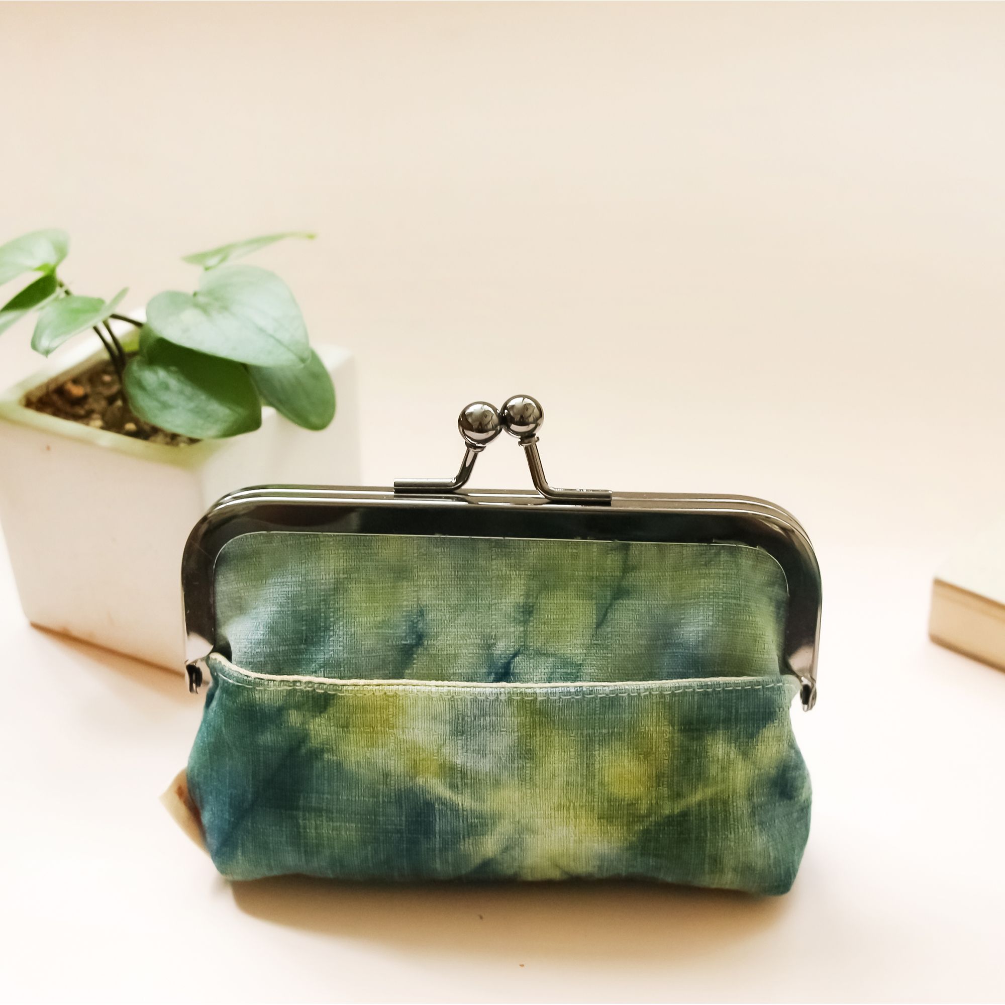 經典手工植物染混色手拿口金包