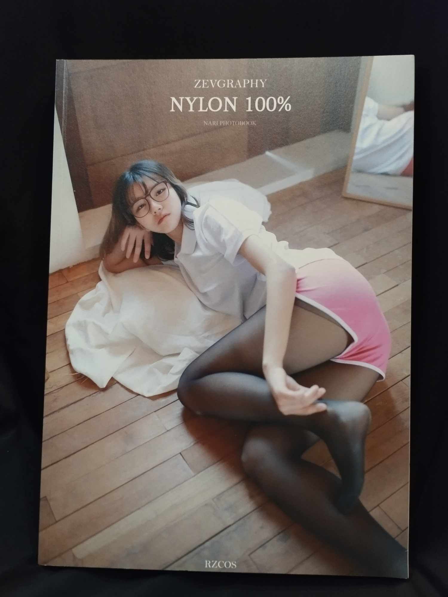 NYLON 100% 192頁 A4尺寸 韓國RZCOS寫真集系列 （黑絲控必買！）