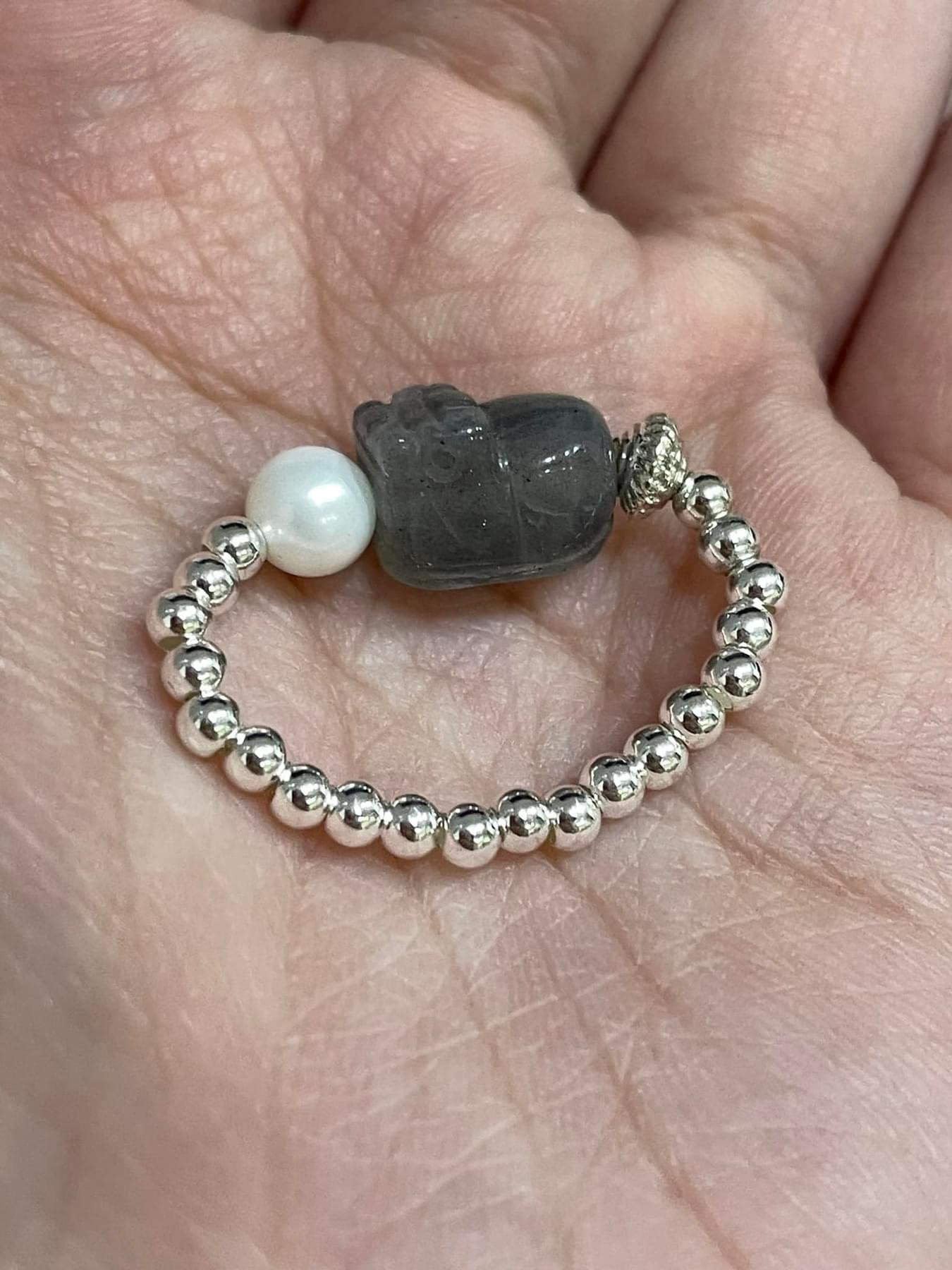 R001灰月光貔貅設計款彈性繩戒指