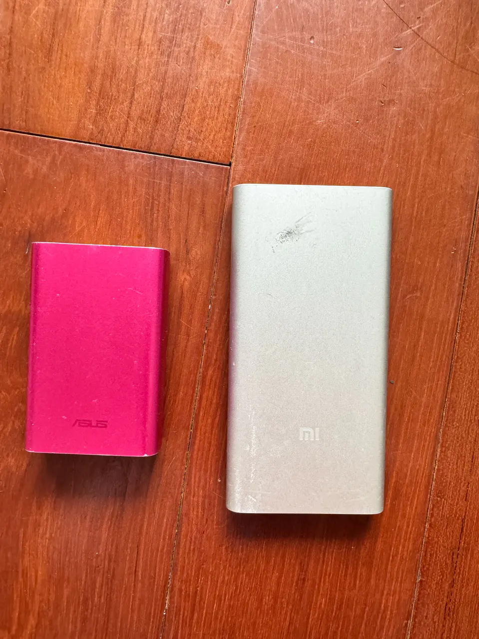 兩個行動電源