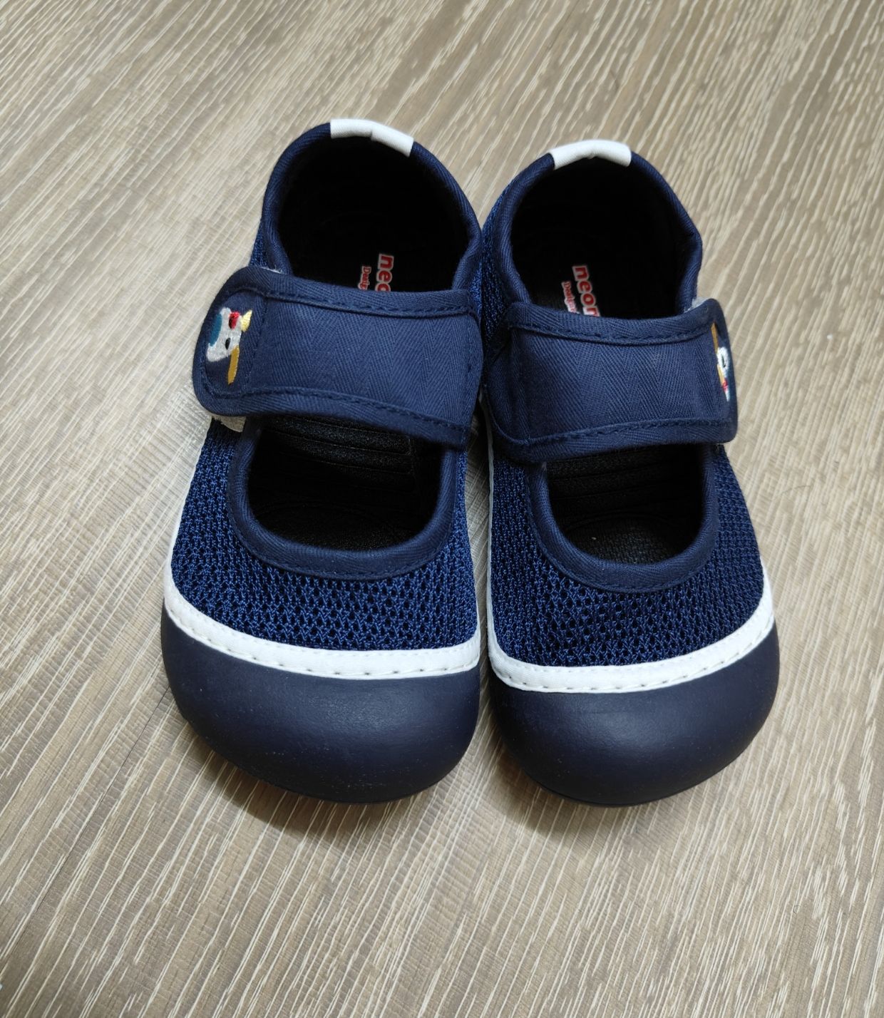 全新neomnworks幼兒園手工室內鞋16（無盒）