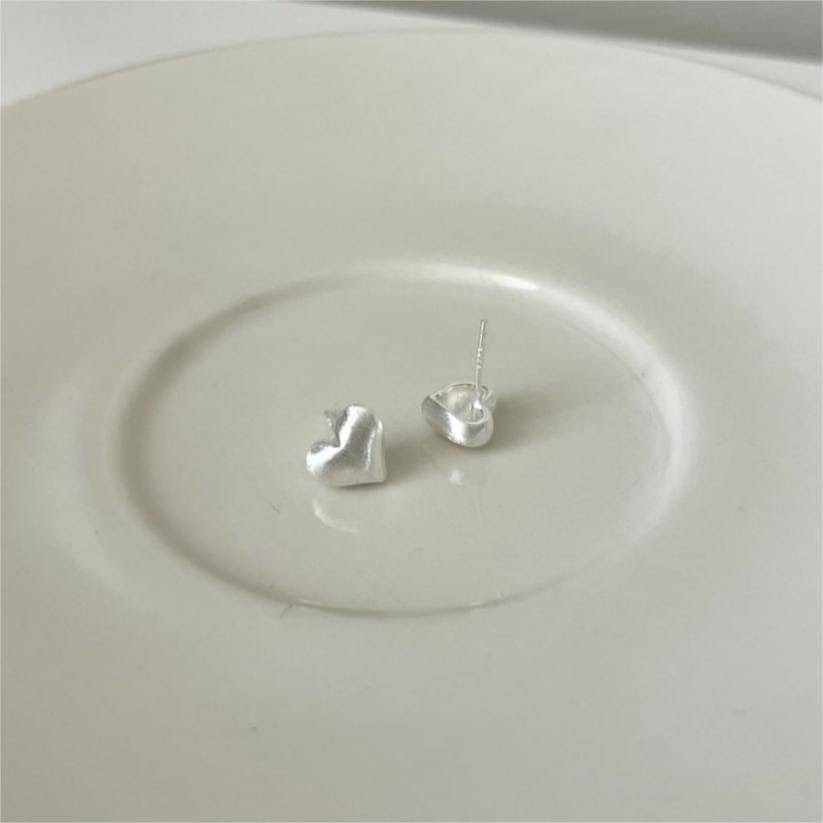 少量現貨🩵𝟗𝟐𝟓純銀 磨砂拉絲愛心耳環